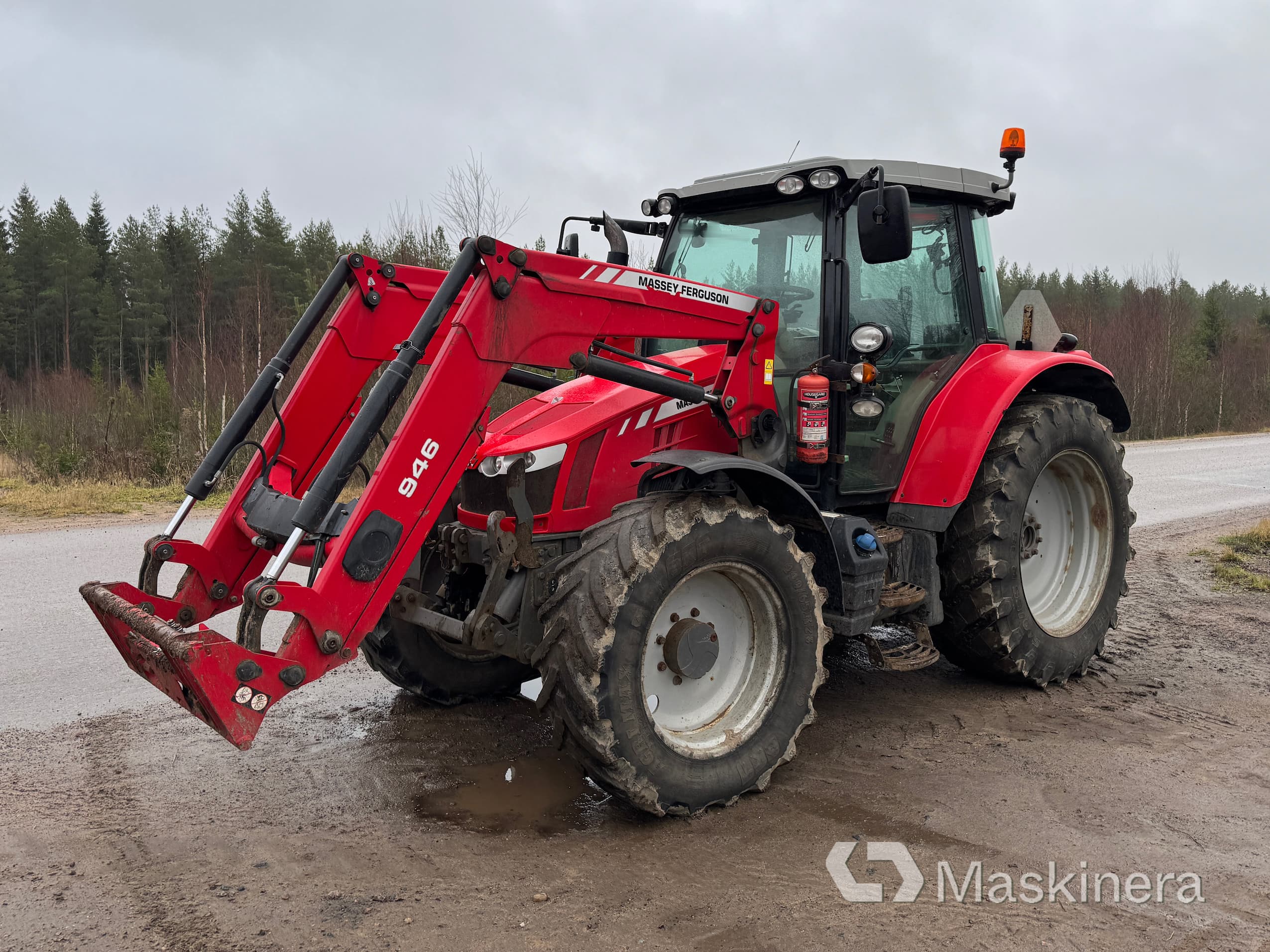 Traktor Massey Ferguson MF 5613 med Frontlastare