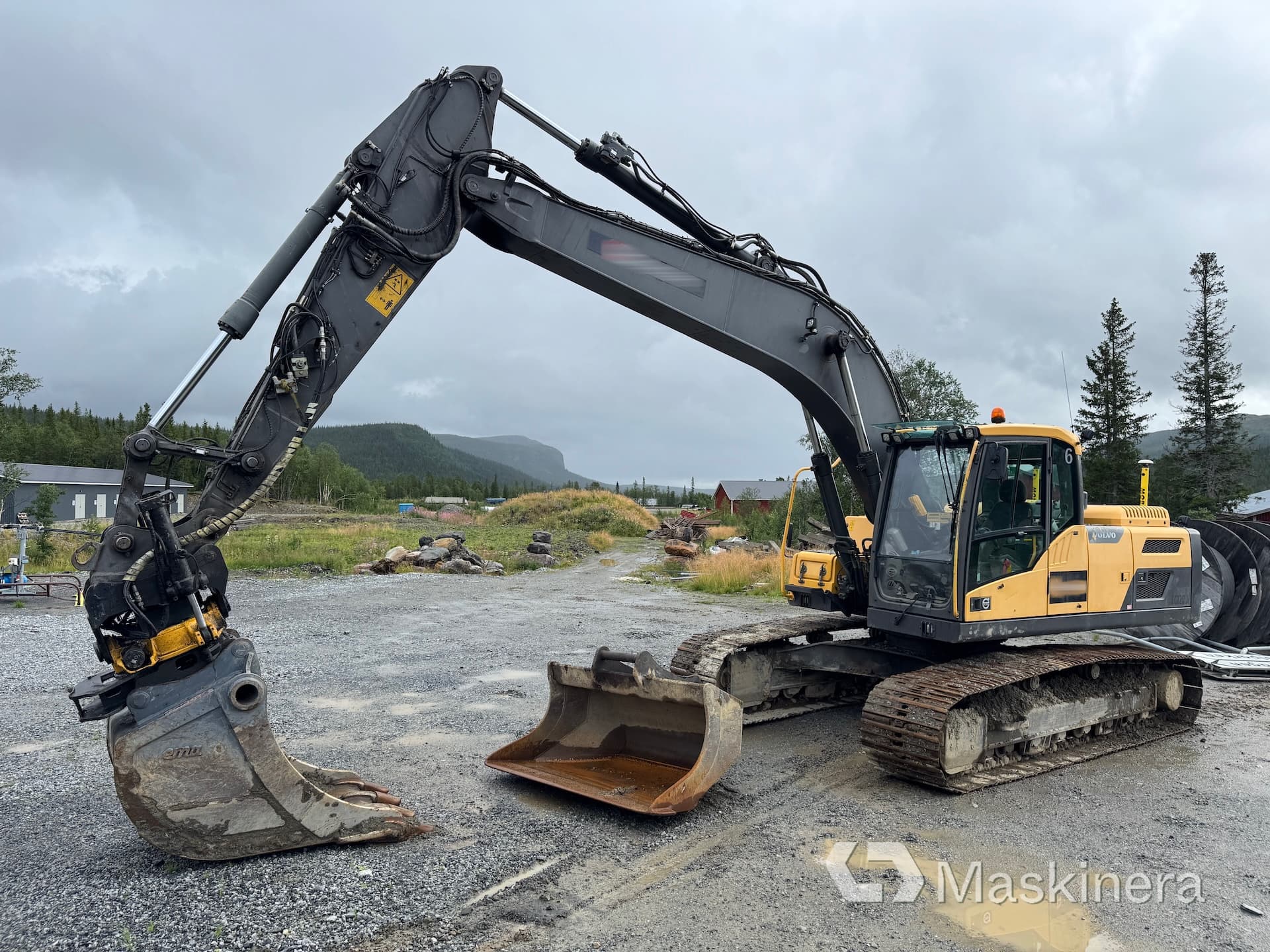 Grävmaskin Volvo EC220DL med tillbehör