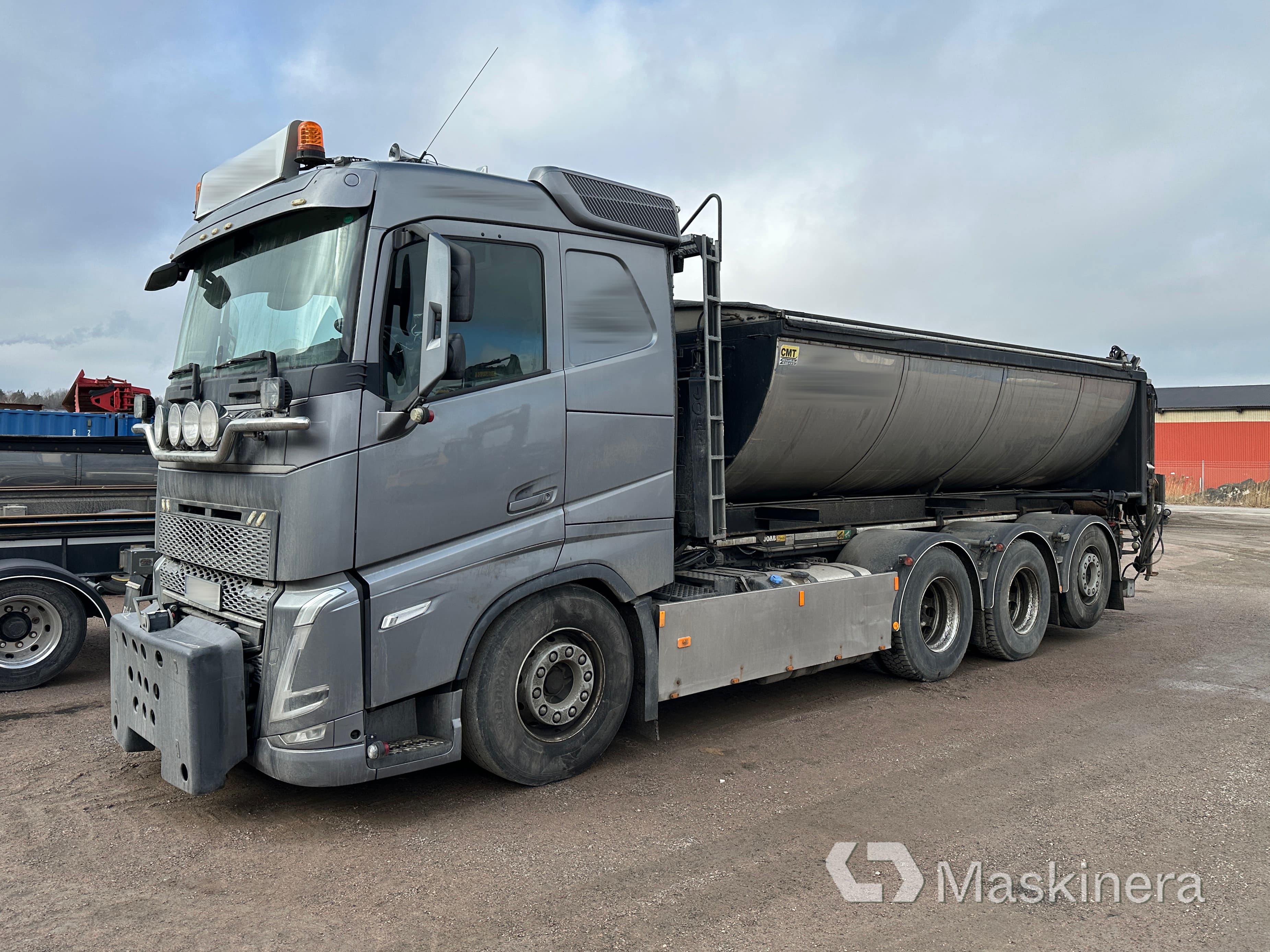 Lastväxlare Volvo FH med sprider, flak & plogfästen