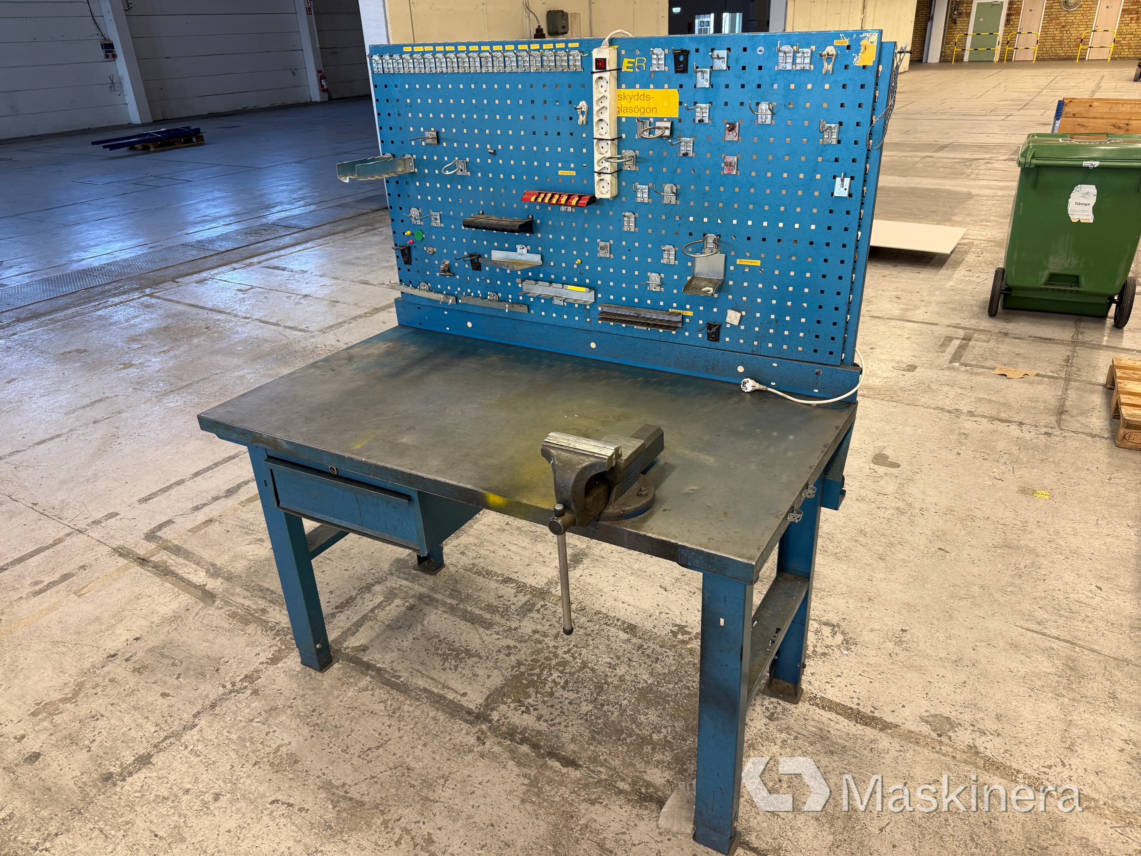 Arbetsbord med verktygstavla