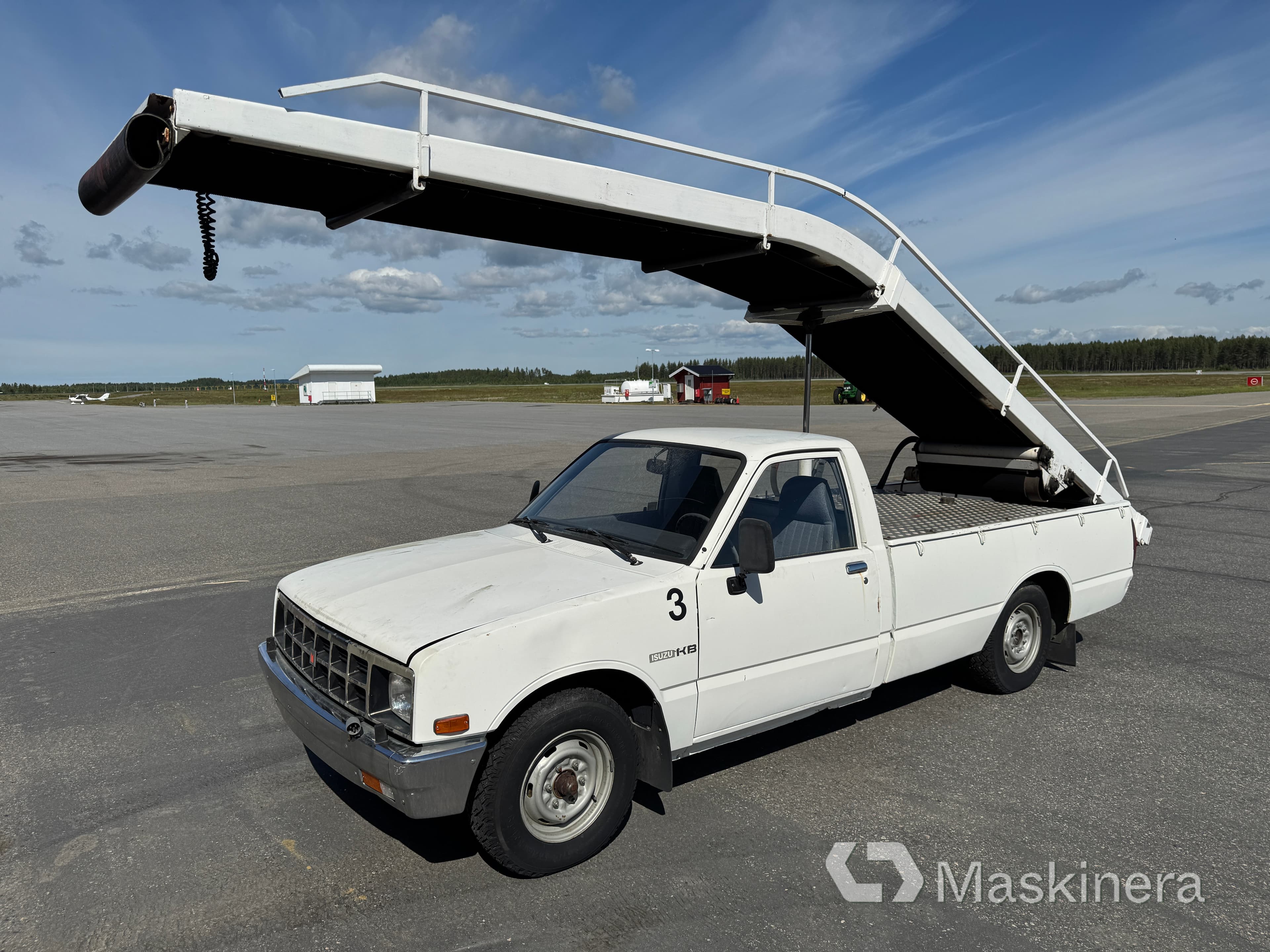 Pickup Isuzu KB DLX med bagageband, mobil bandlastare