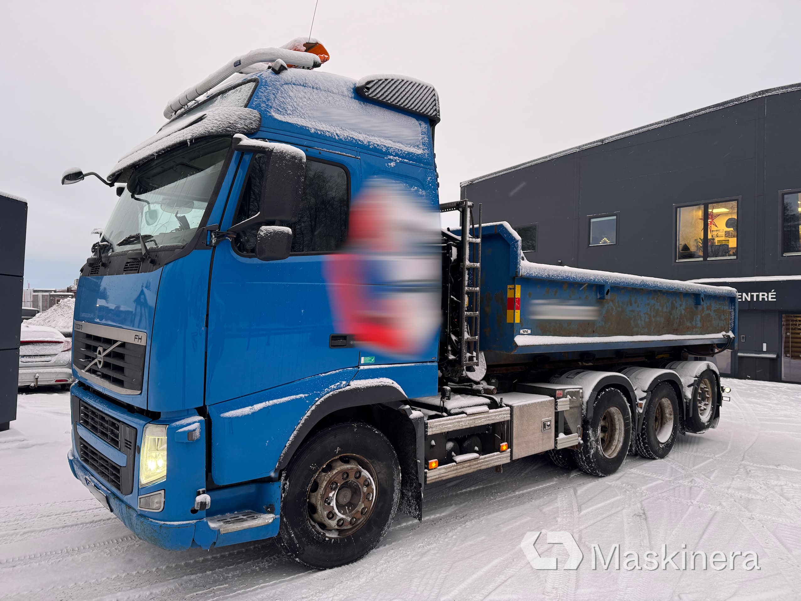 Lastväxlare Volvo FH470 tridem med grusflak