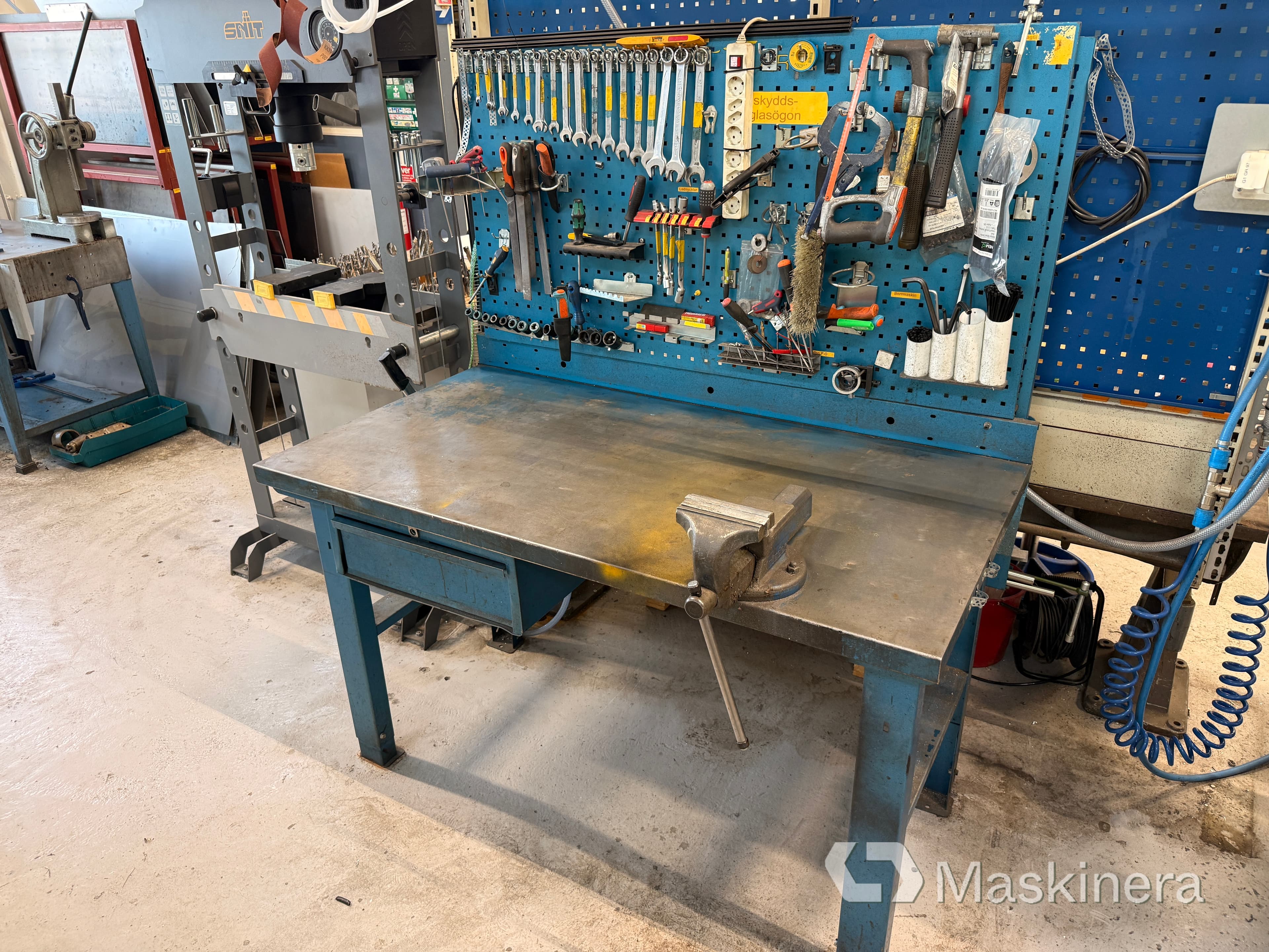 Arbetsbord med verktygstavla