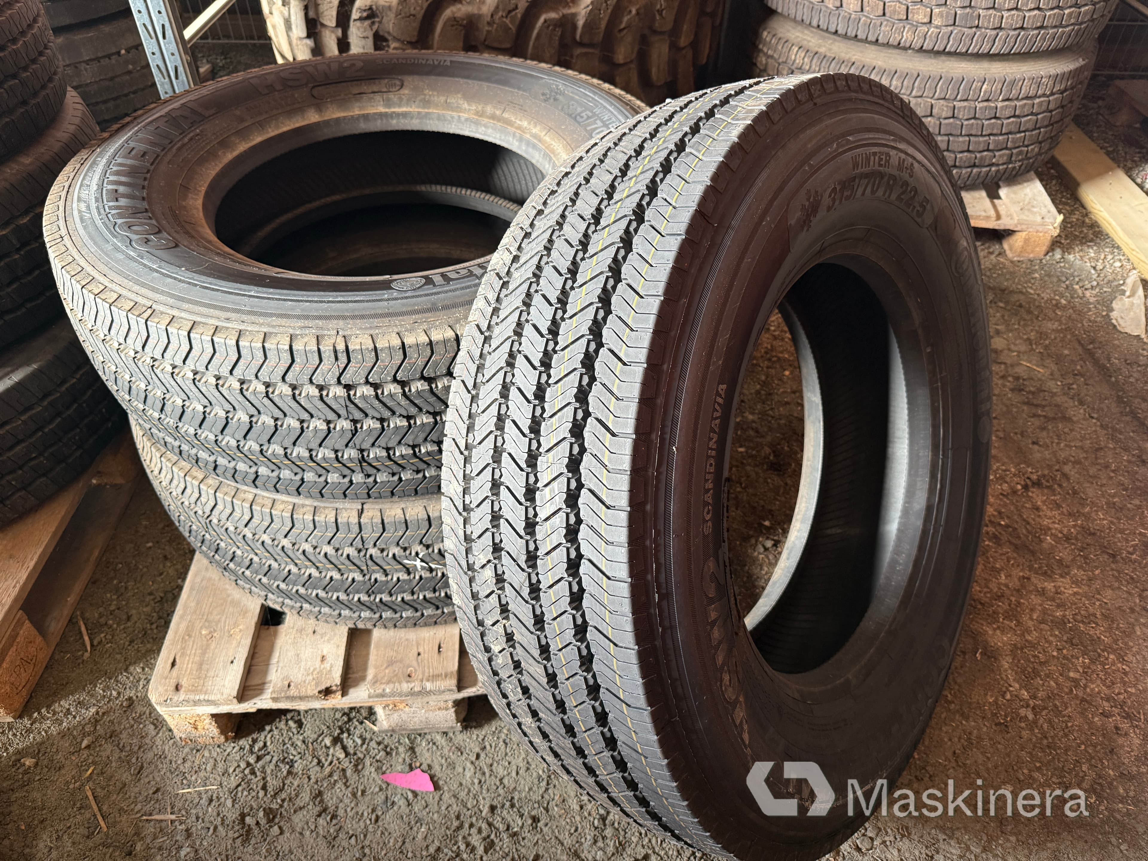 3 st nya lastbilsdäck Continental HSW2 315/70R22.5