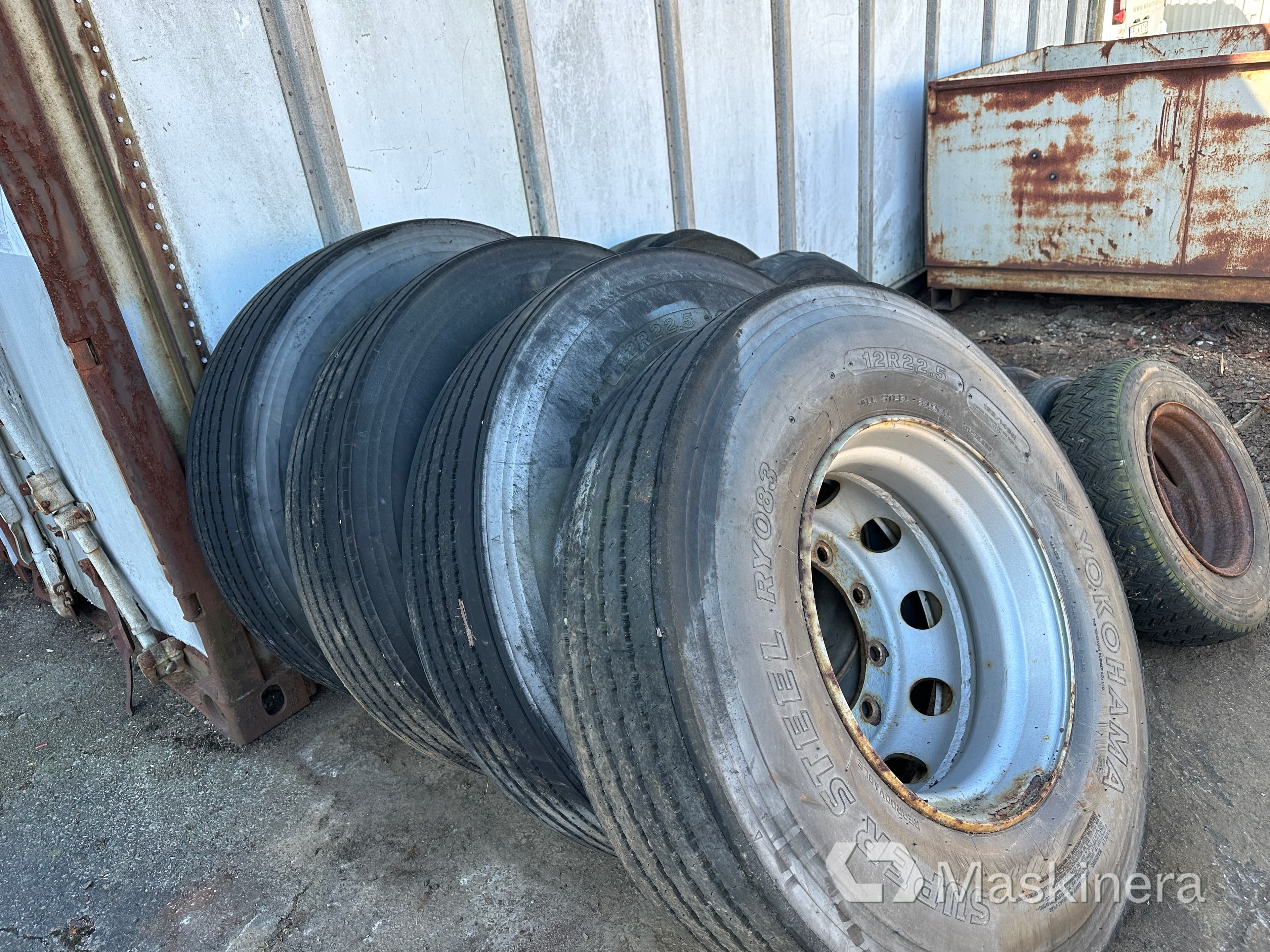 Lastbilsdäck på fälg 12R22.5