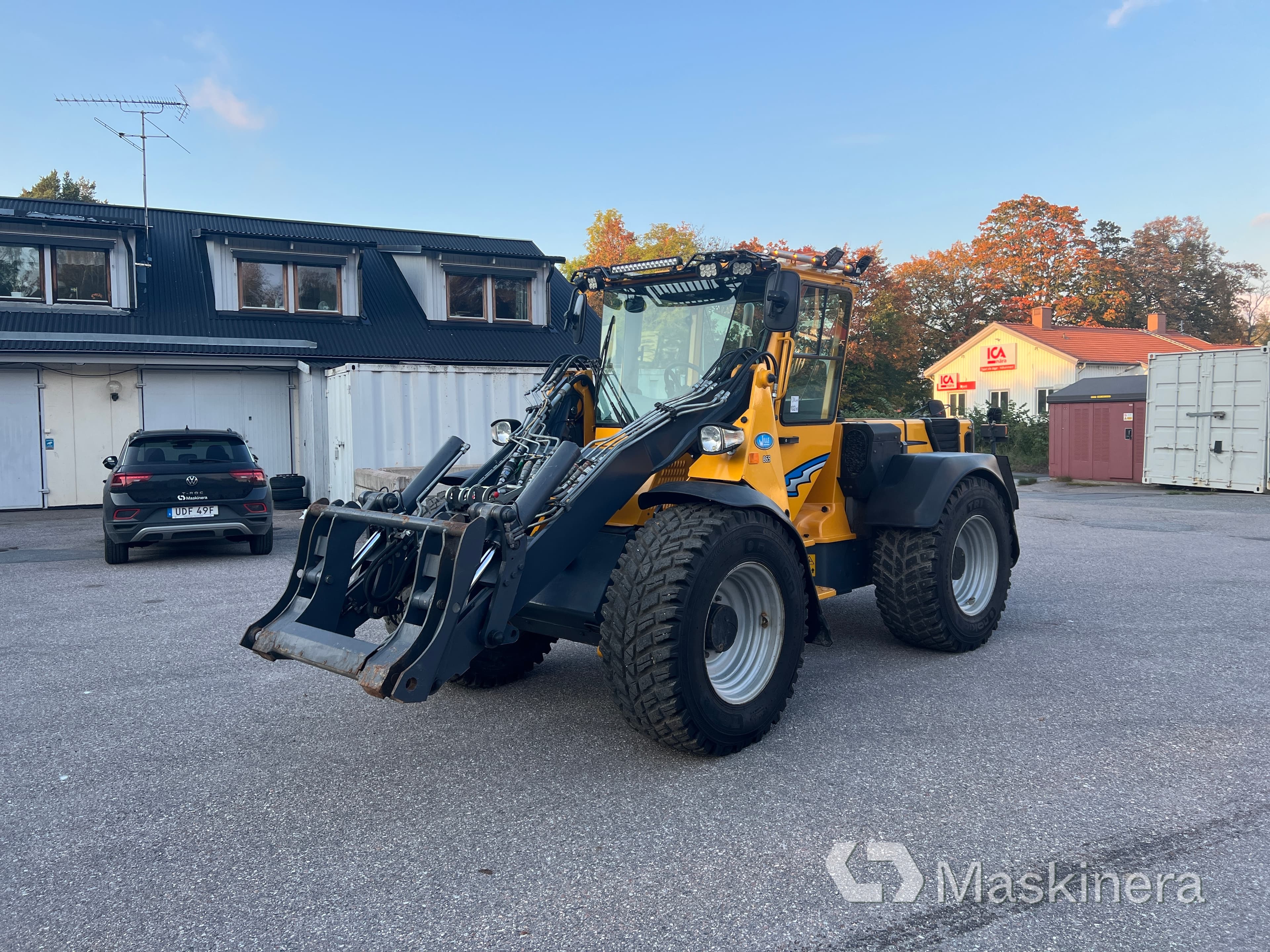 Redskapsbärare Wille 865 med Vikplog & Sandspridare