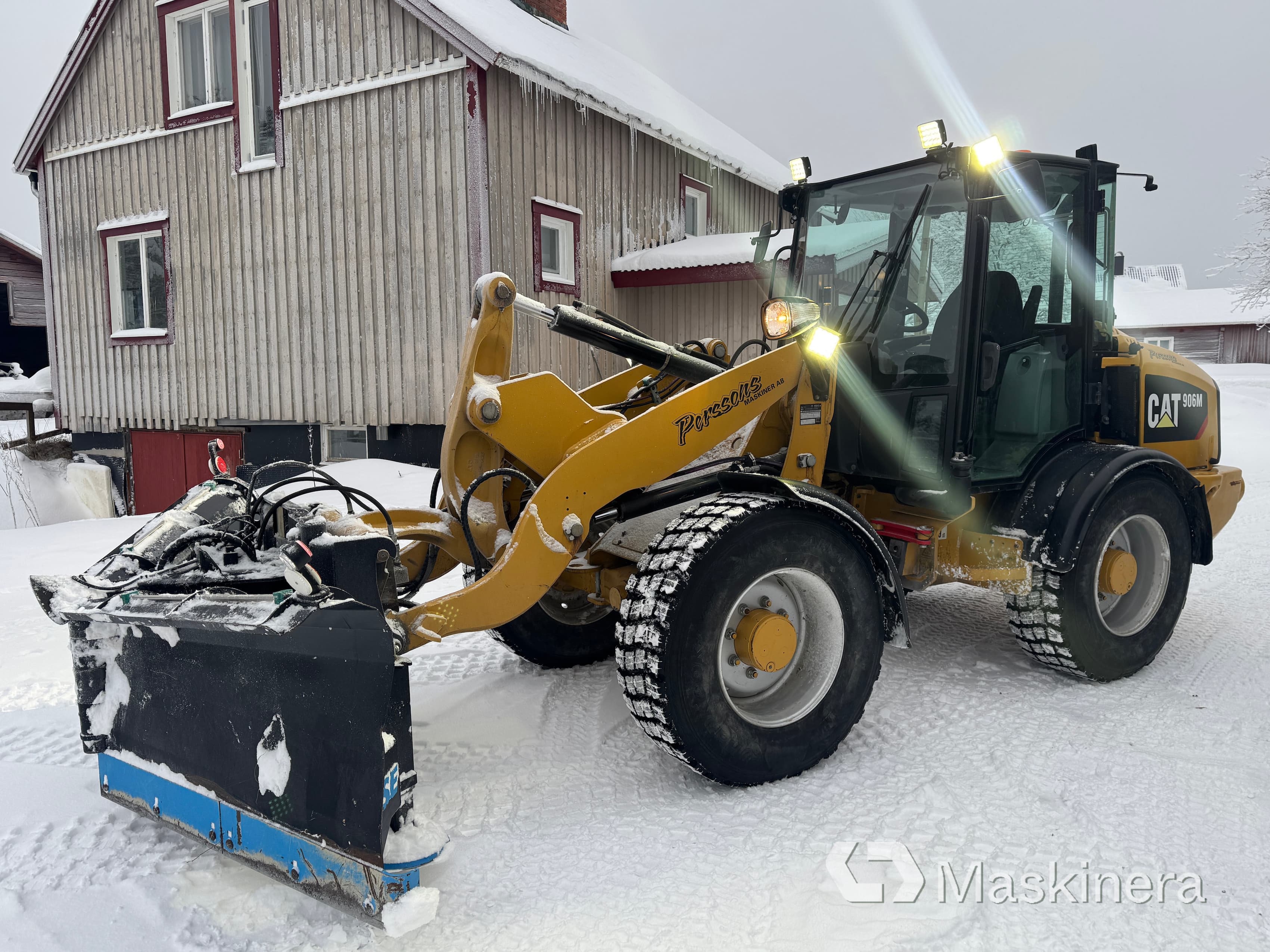 Hjullastare Cat 906M med redskap