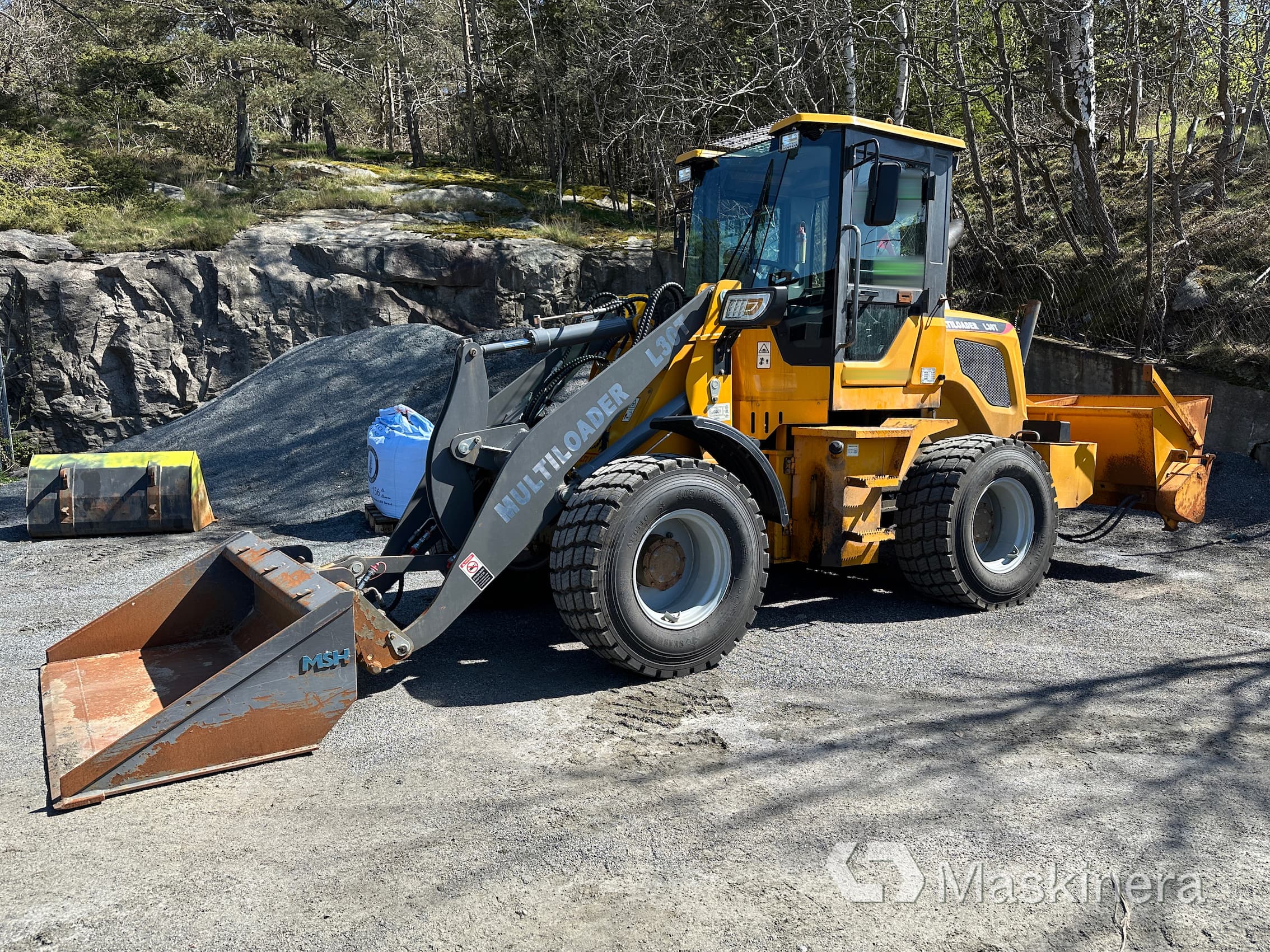Hjullastare Multiloader L30T med redskap