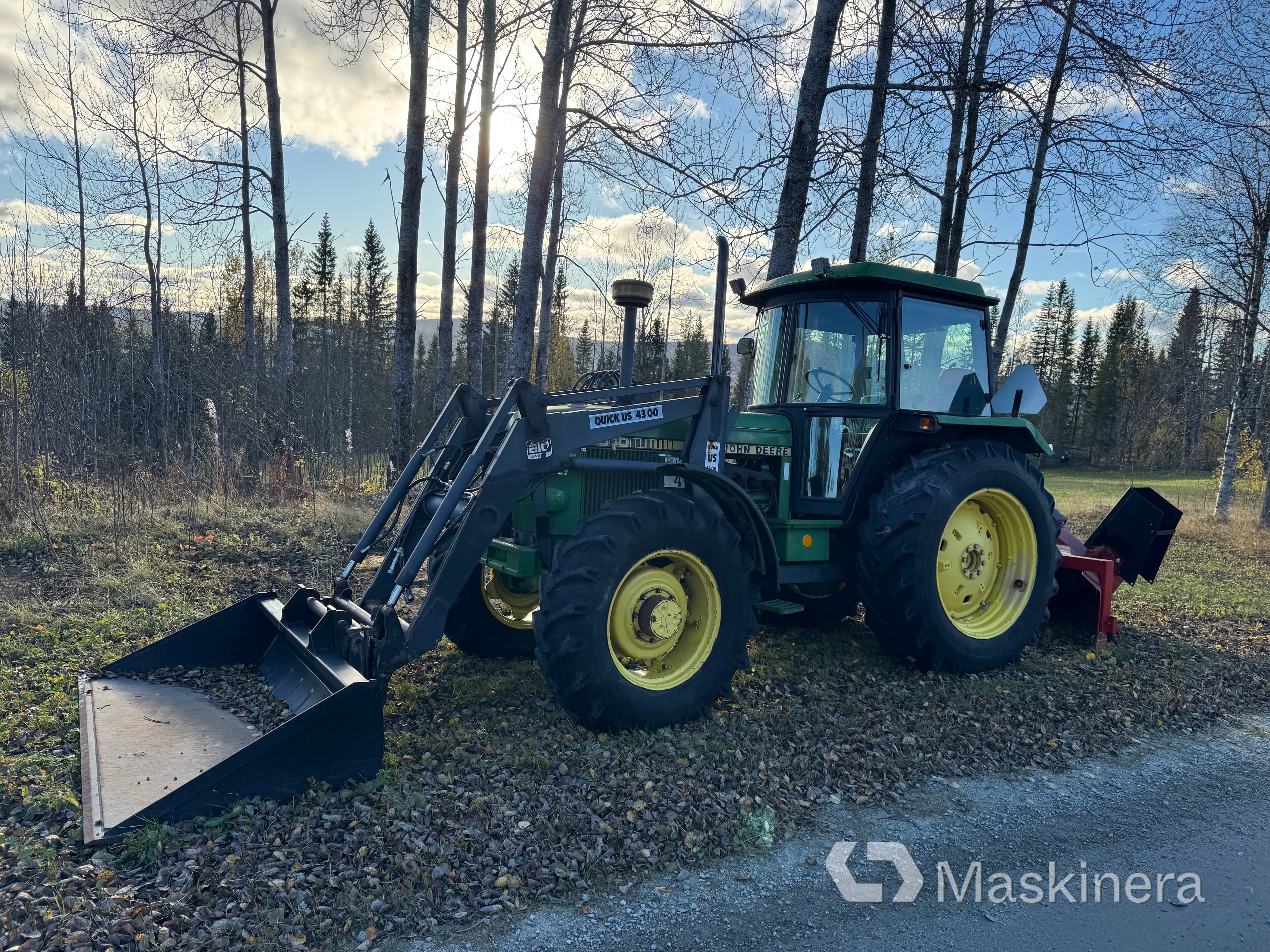 Traktor John Deere 3040 Mfwd med tillbehör