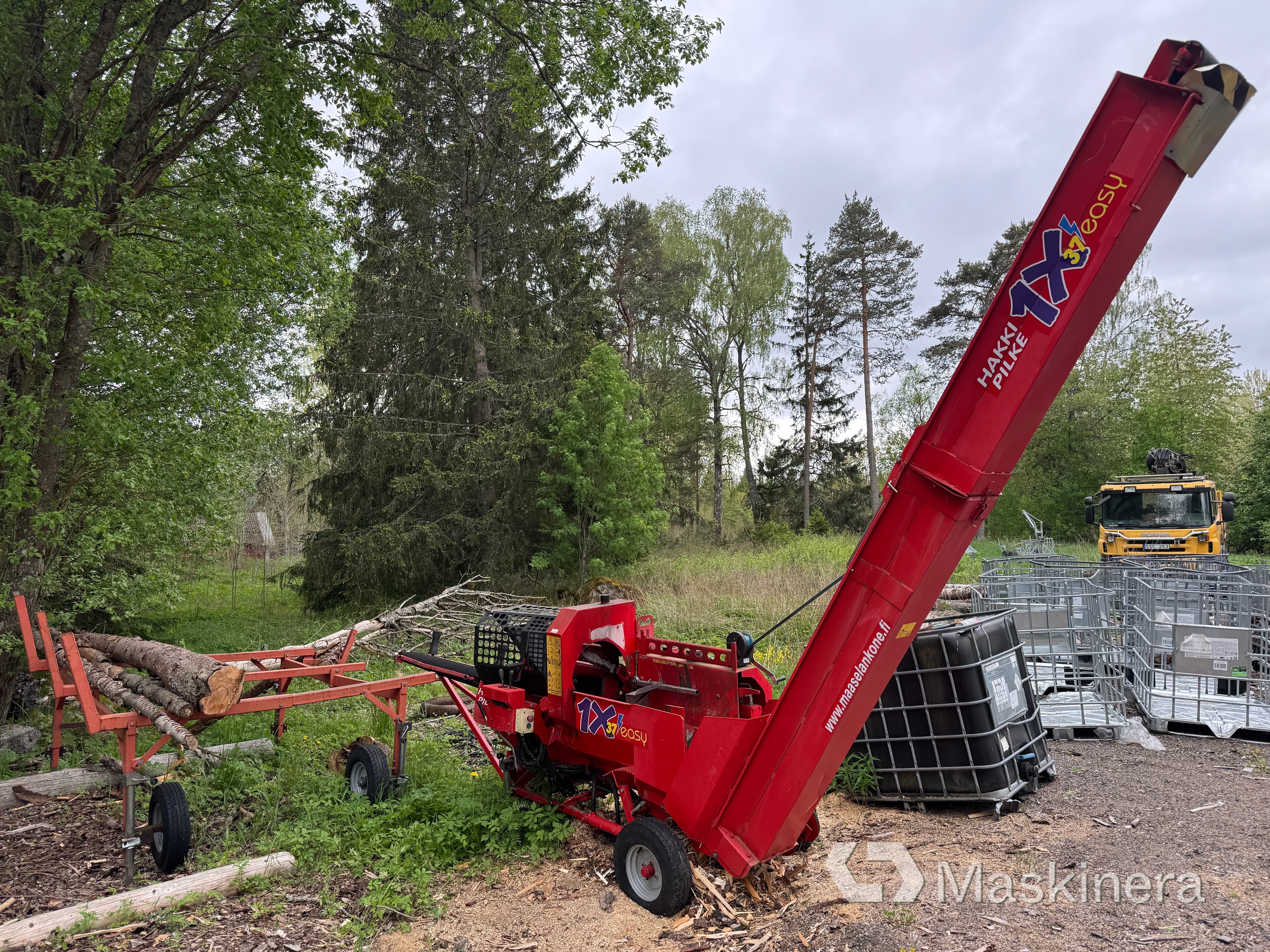 Vedmaskin Hakki Pilke 1X37 med stockbord