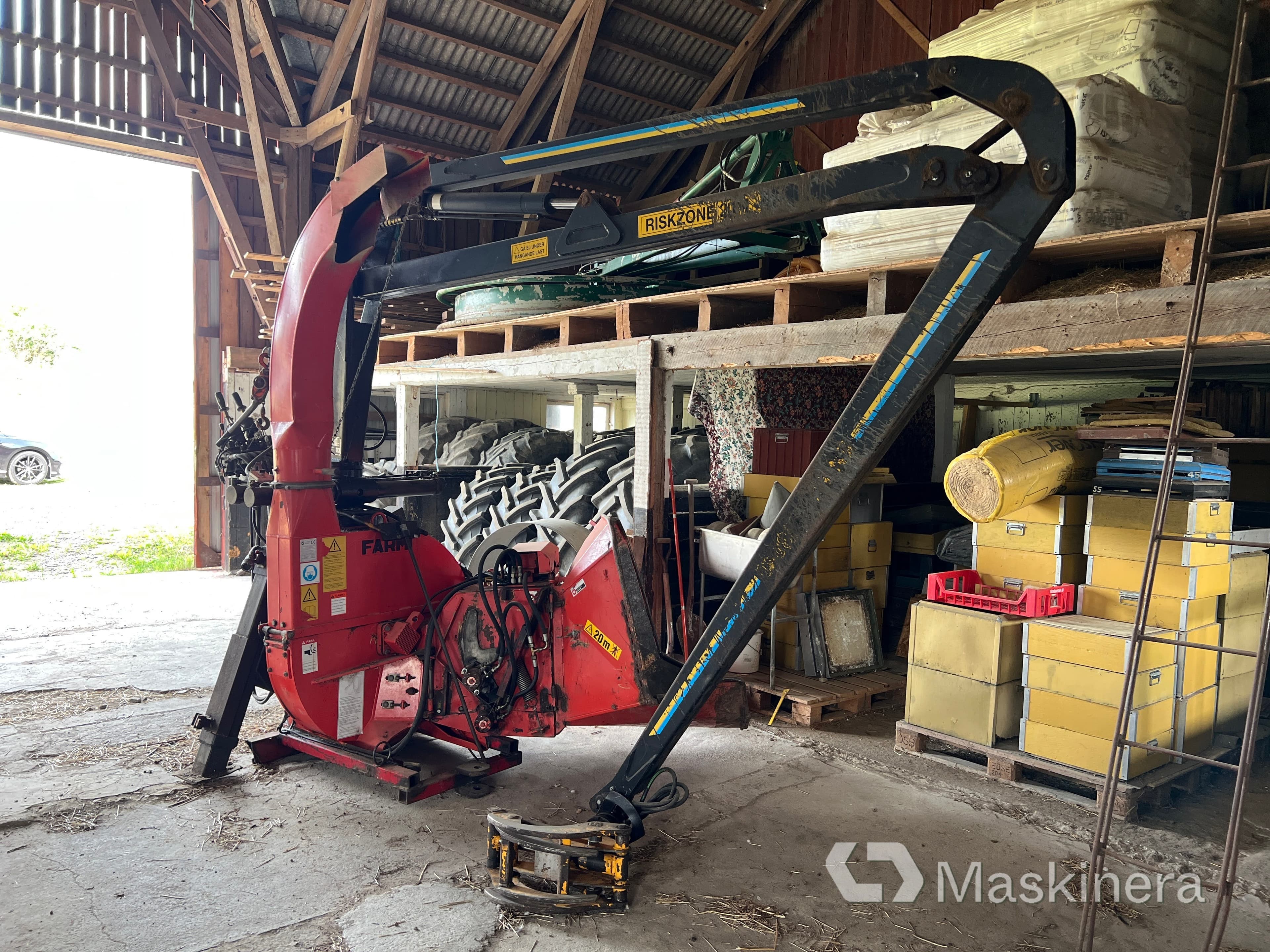 Flishugg Farmi Chipper CH/SH 250 med högtippande vagn