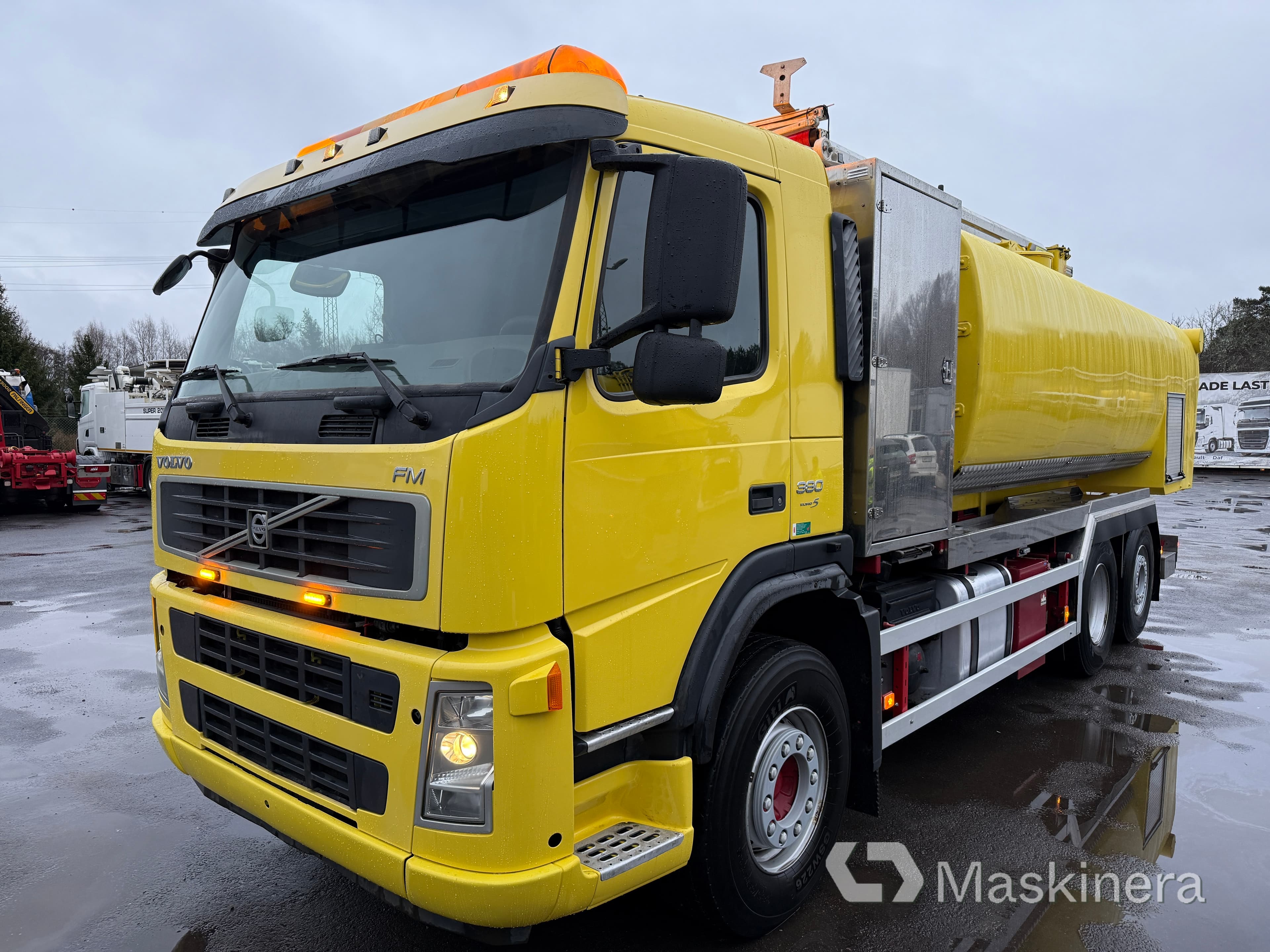 Slamsug / Spolbil med kran Volvo FM 380 6X2