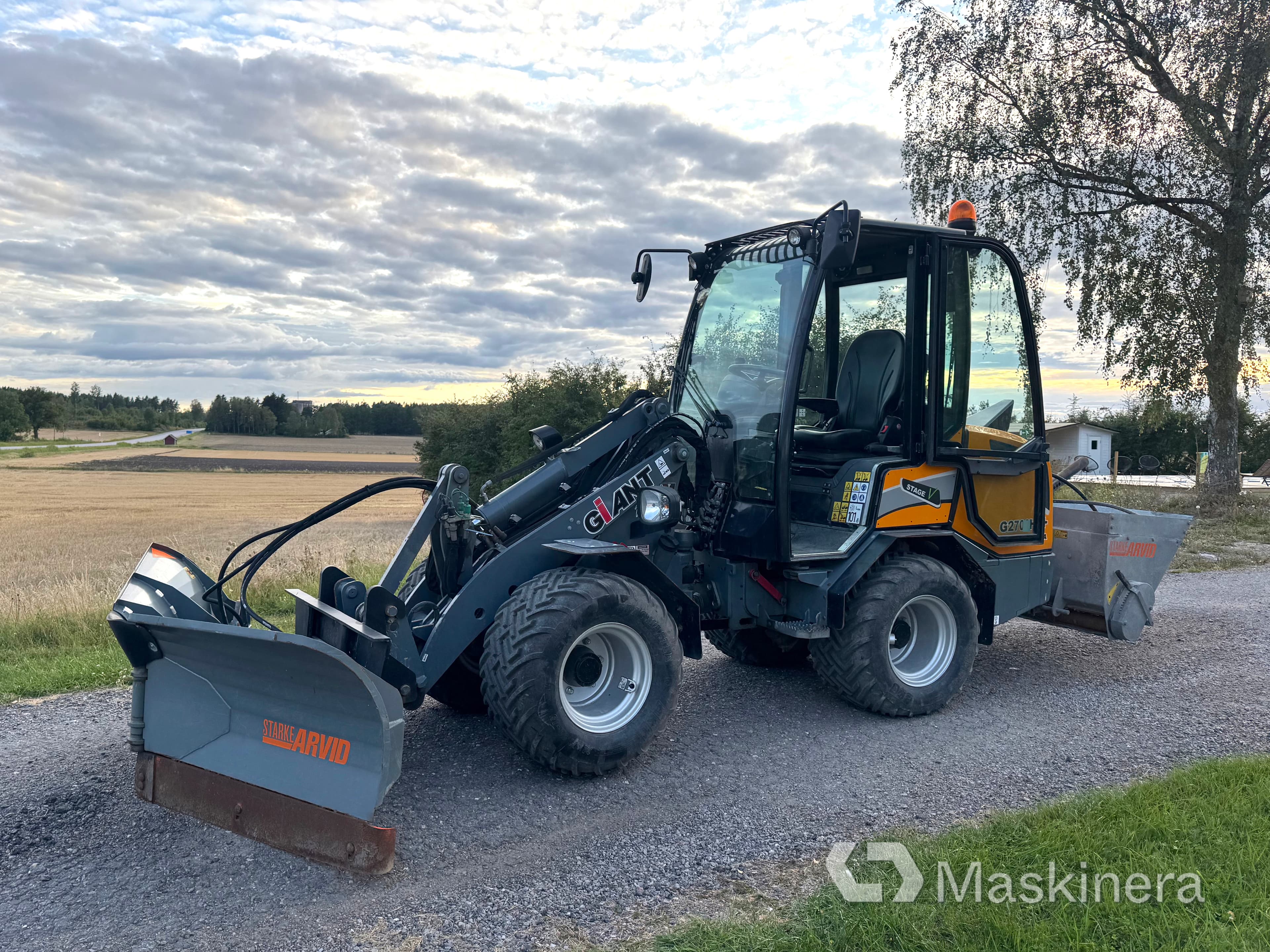Hjullastare Giant G2700 HD+ X-tra med 4 redskap
