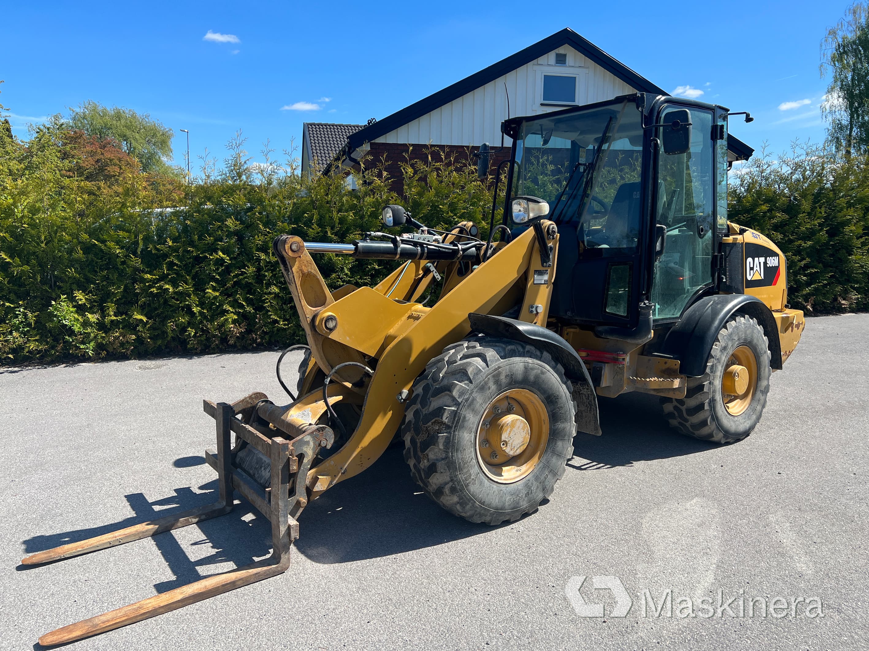 Hjullastare CAT 906M med redskap