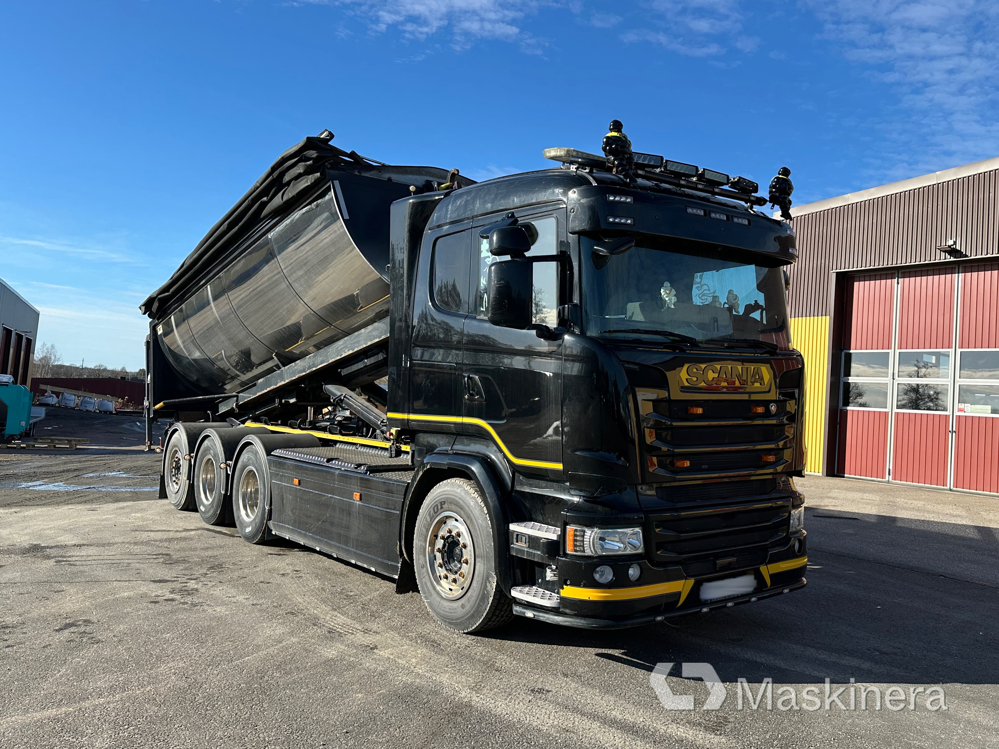 Lastväxlare Scania R490 8X4 med Sprider M-25 och CMT 13 cbm flak