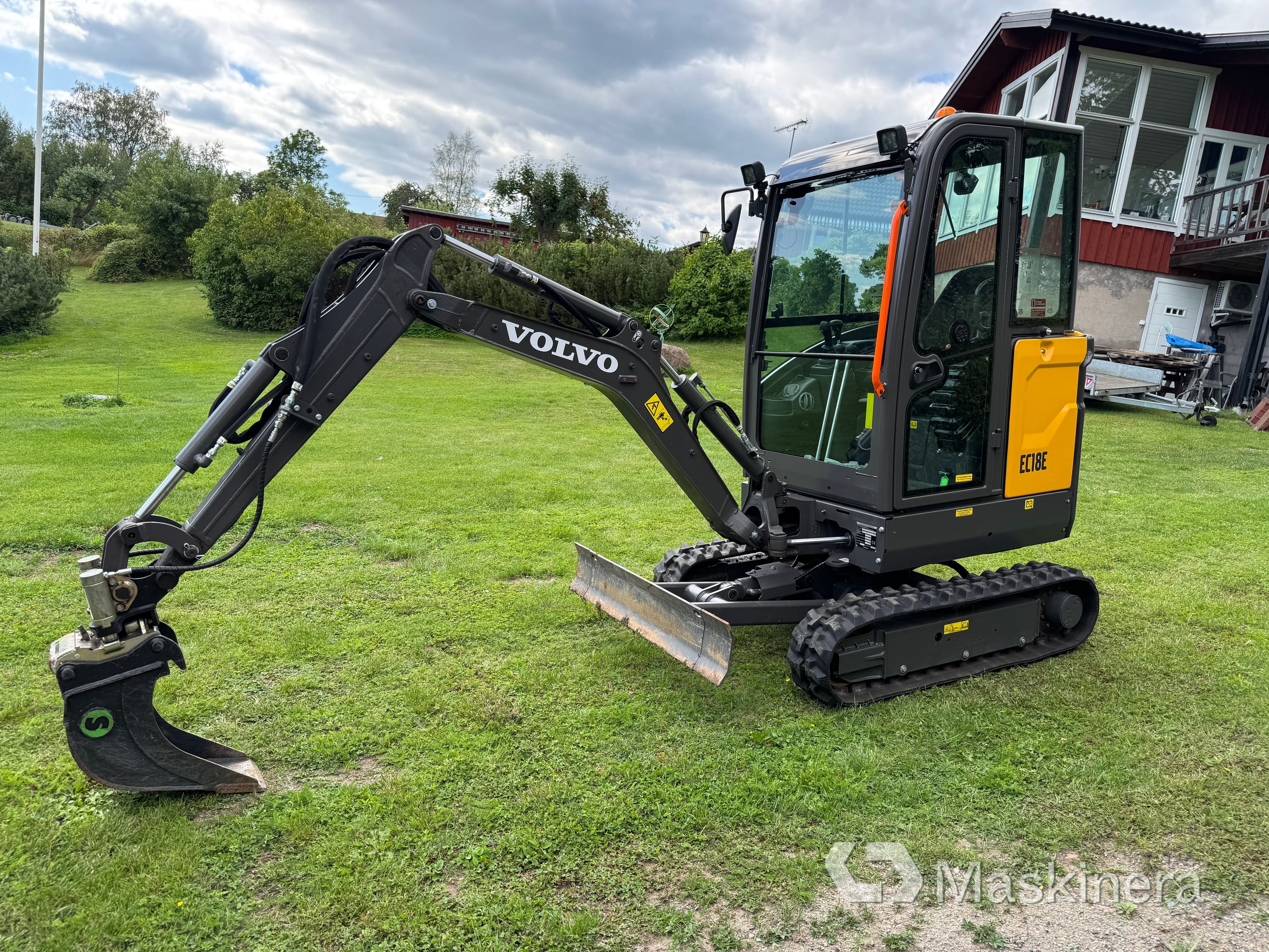 Minigrävare Volvo EC18E med trailer