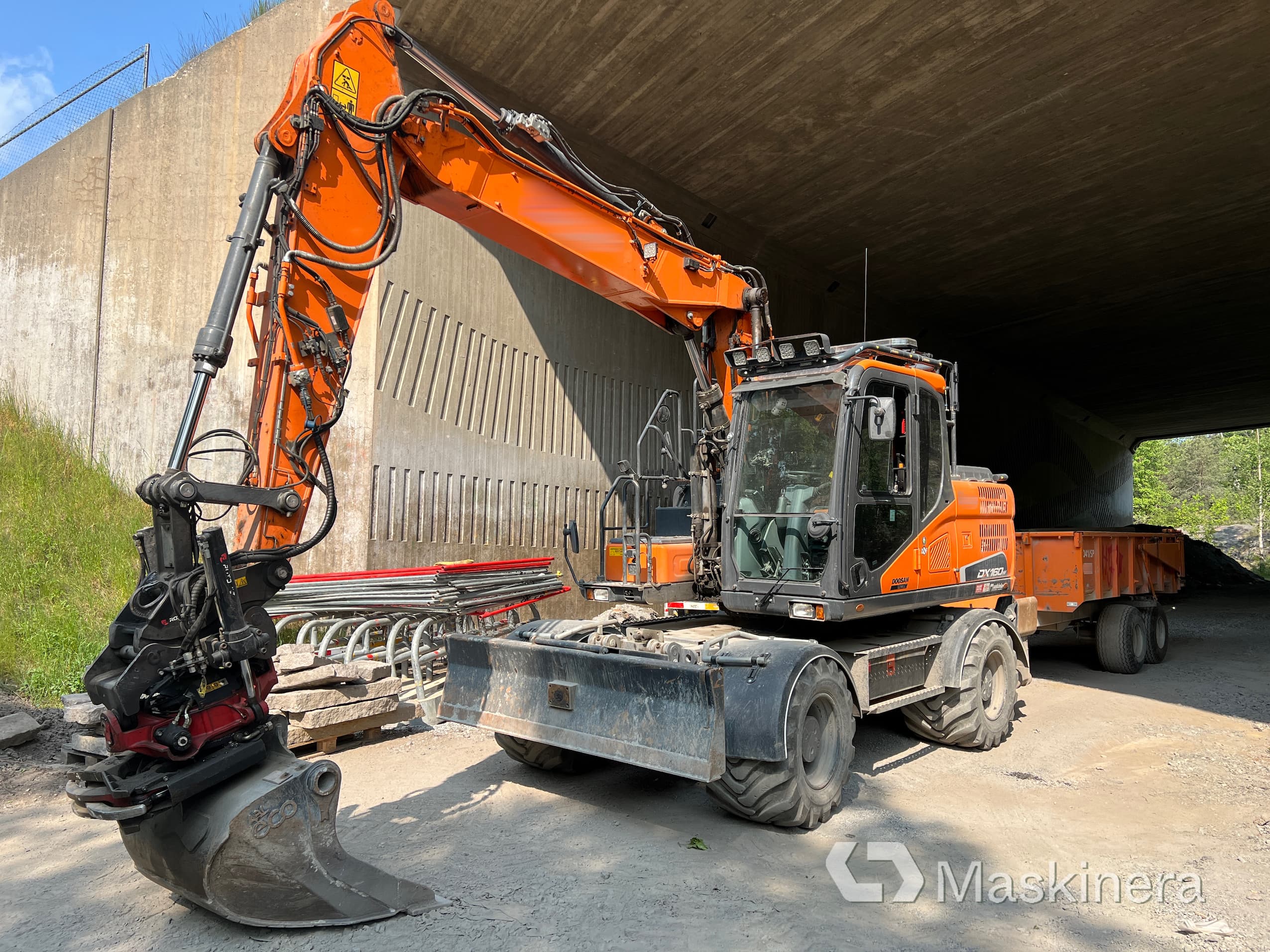 Hjulgrävare Doosan DX160W med tillbehör