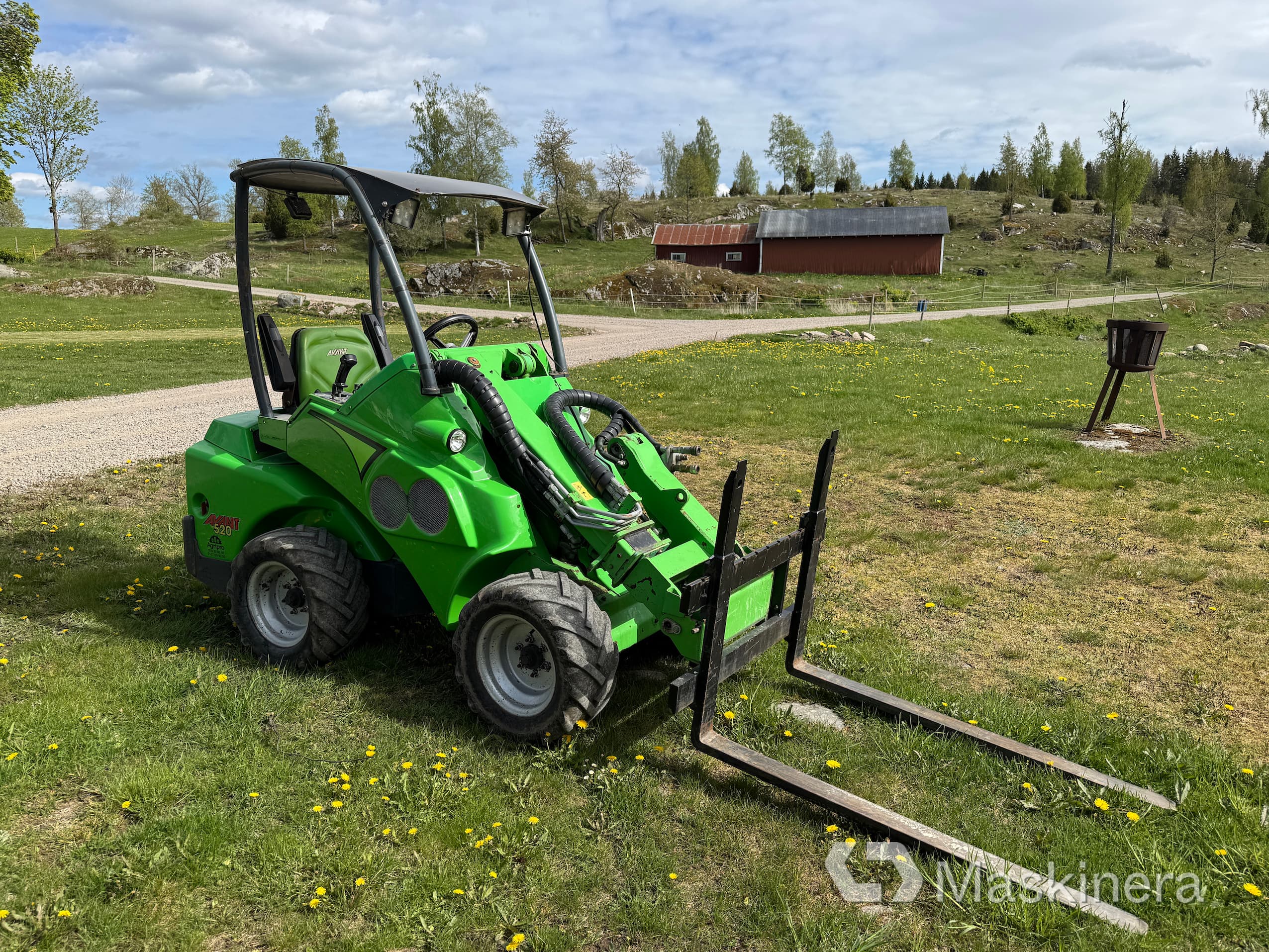 Kompaktlastare Avant 520 med pallgafflar