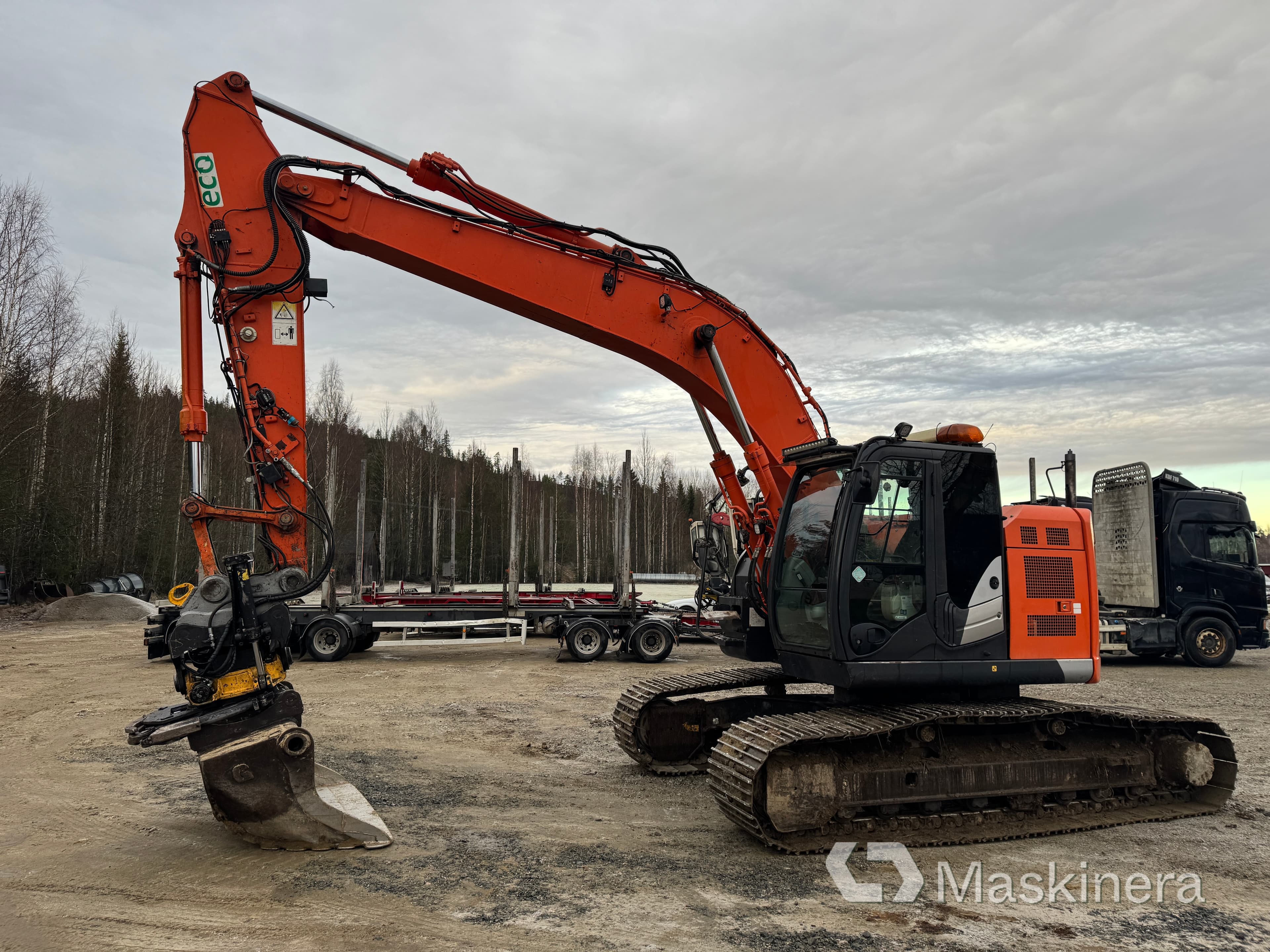 Grävmaskin Hitachi ZX225USLC-5B