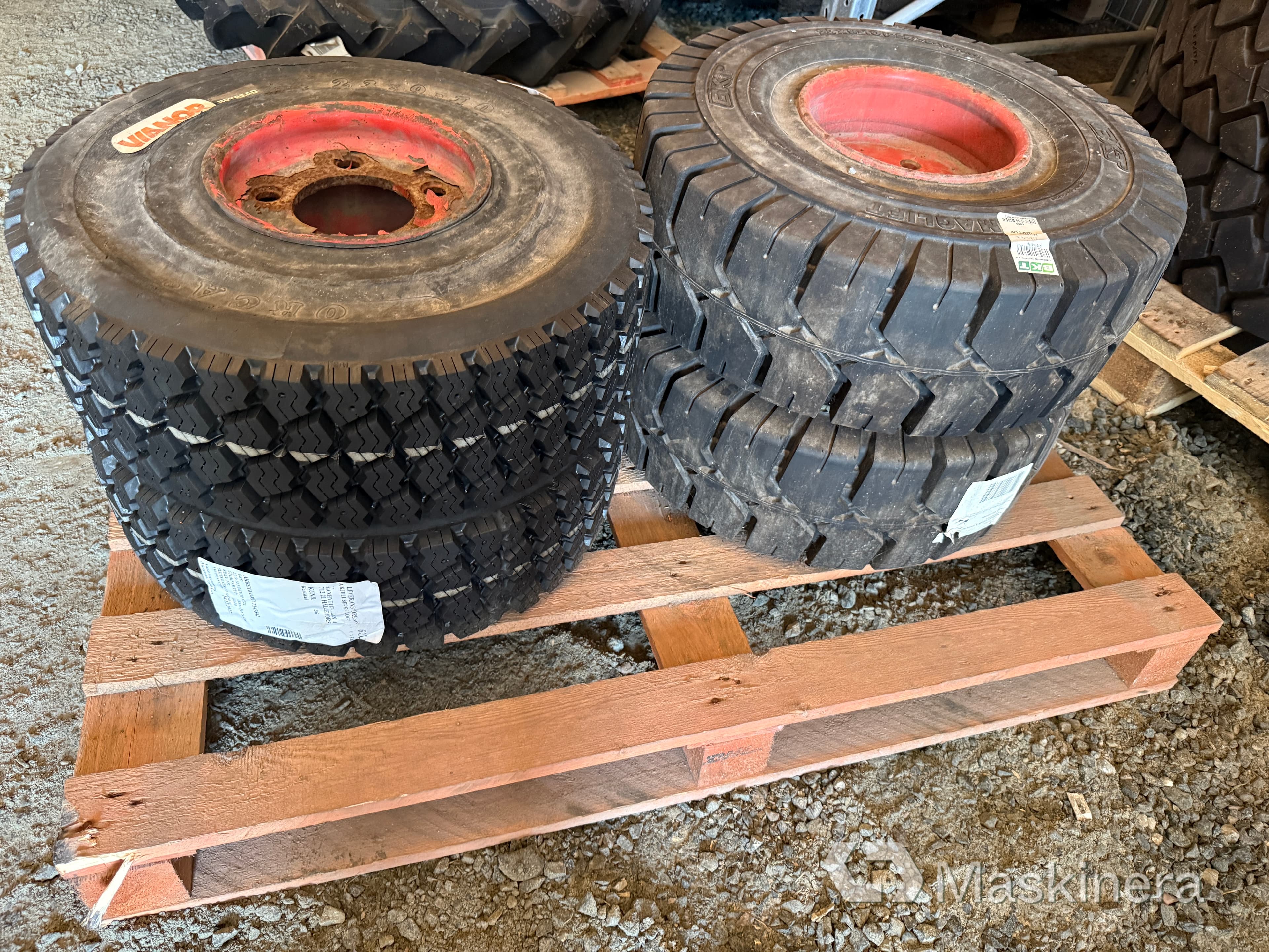 4 st däck med fälg till truck
