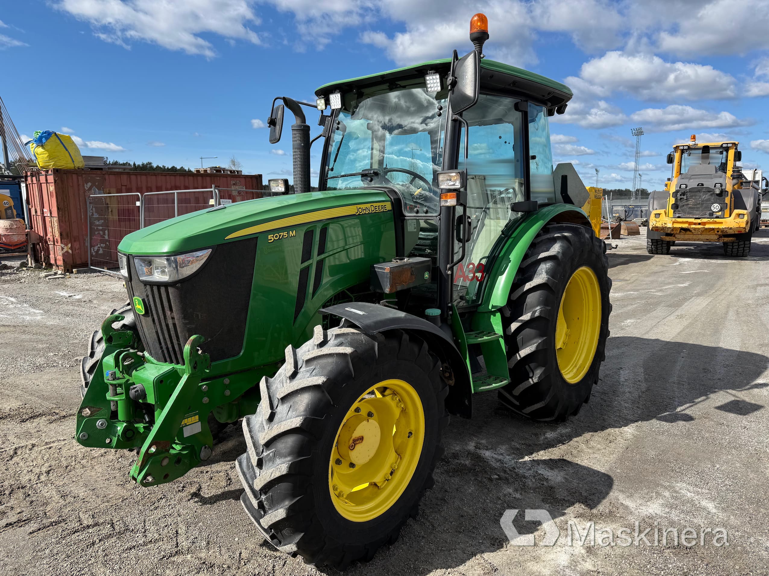 Traktor John Deere 5075M med snöutrustning