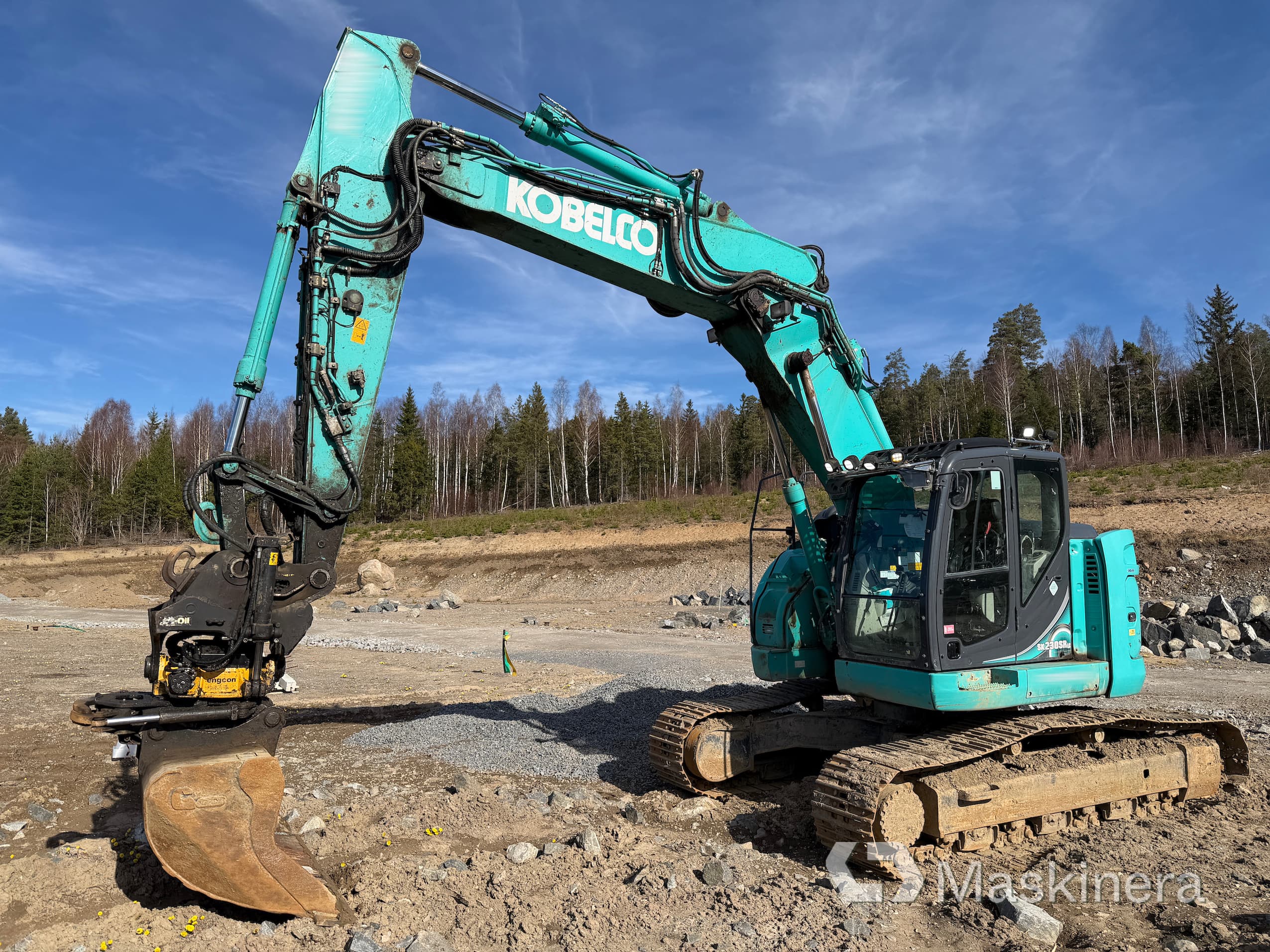 Grävmaskin Kobelco SK230SRLC-5E med skopor & pålaggregat