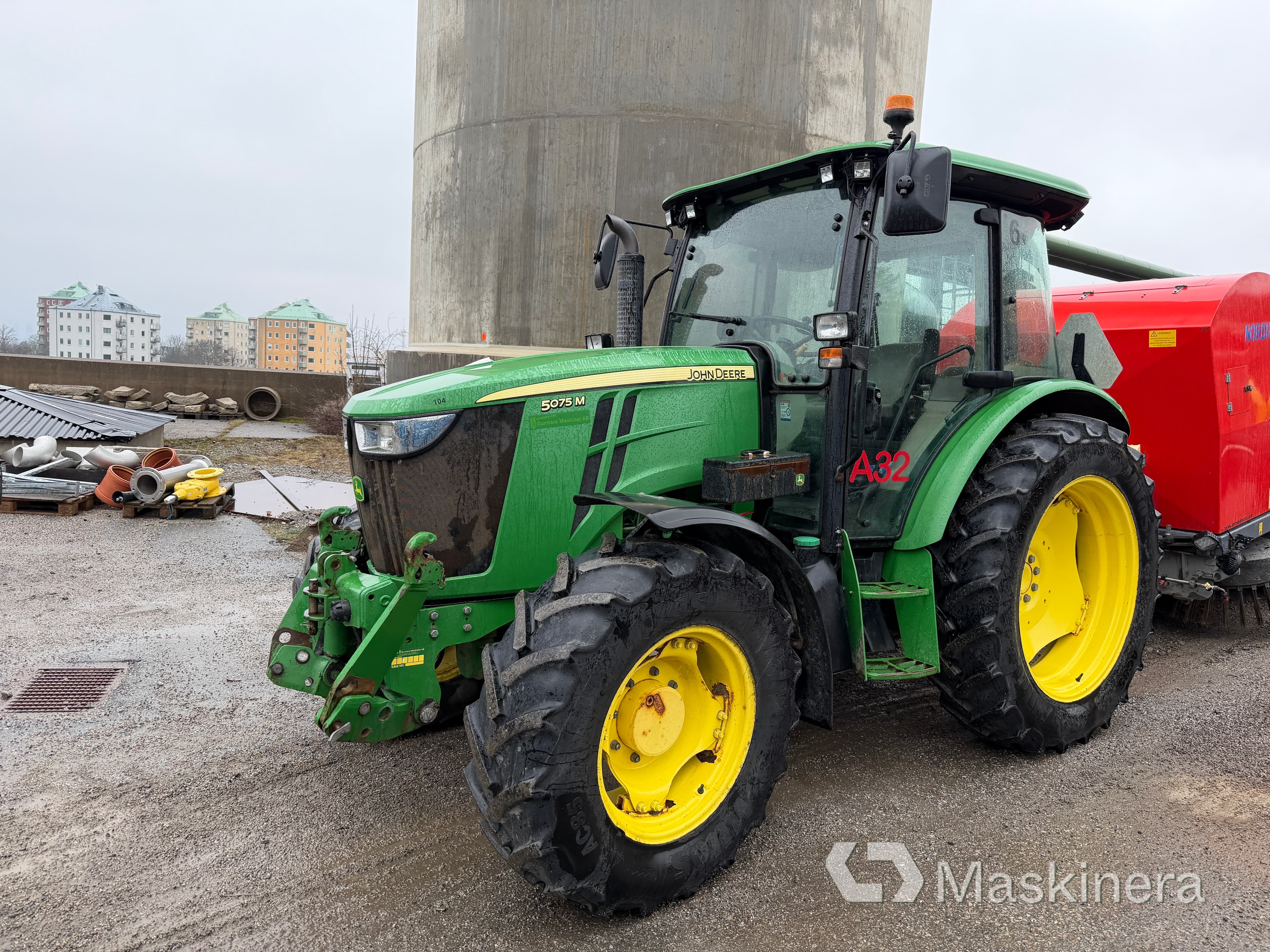 Traktor John Deere 5075M med vikplog & sandspridare