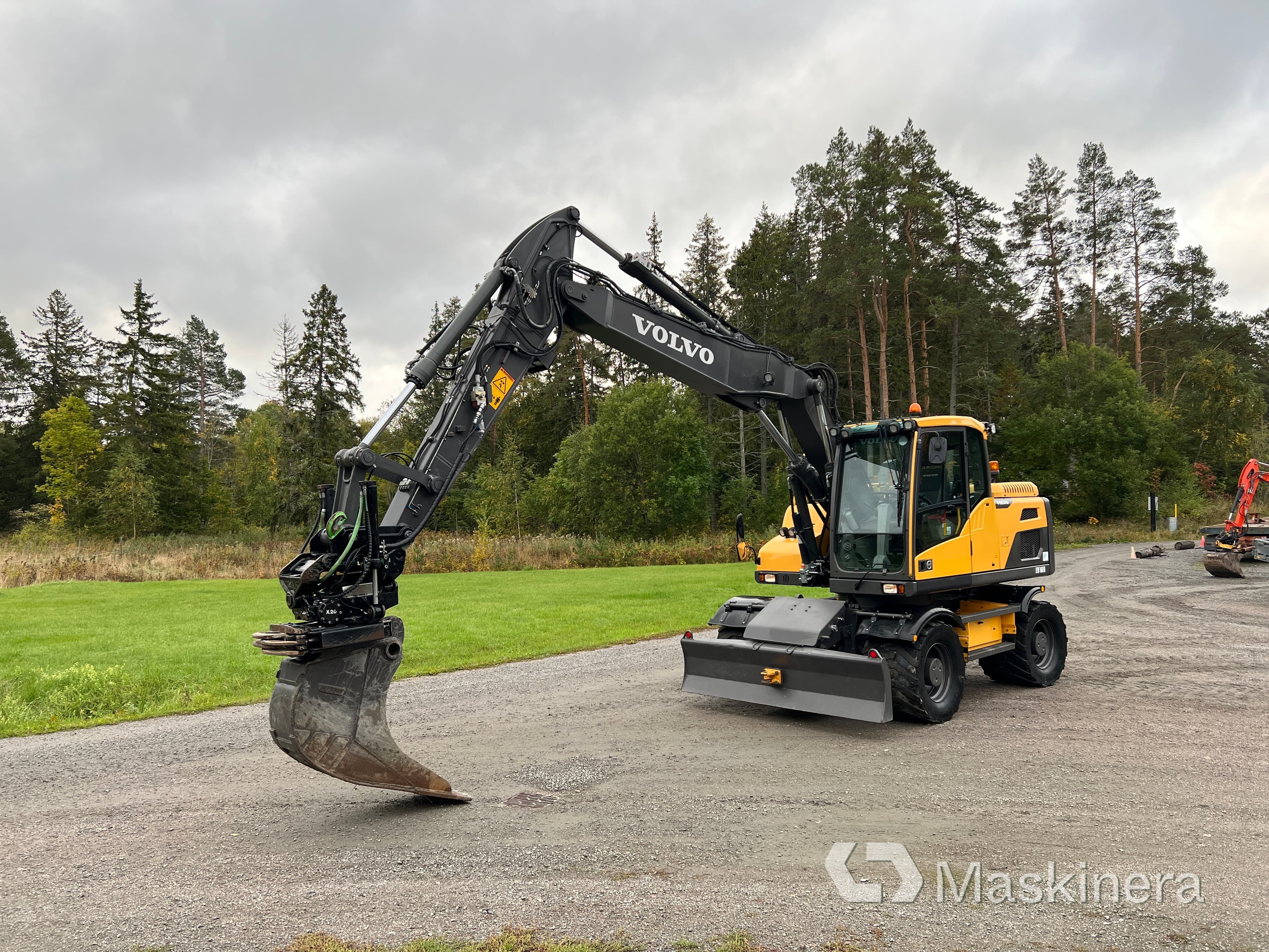 Hjulgrävare Volvo EW160D + kärra & redskap