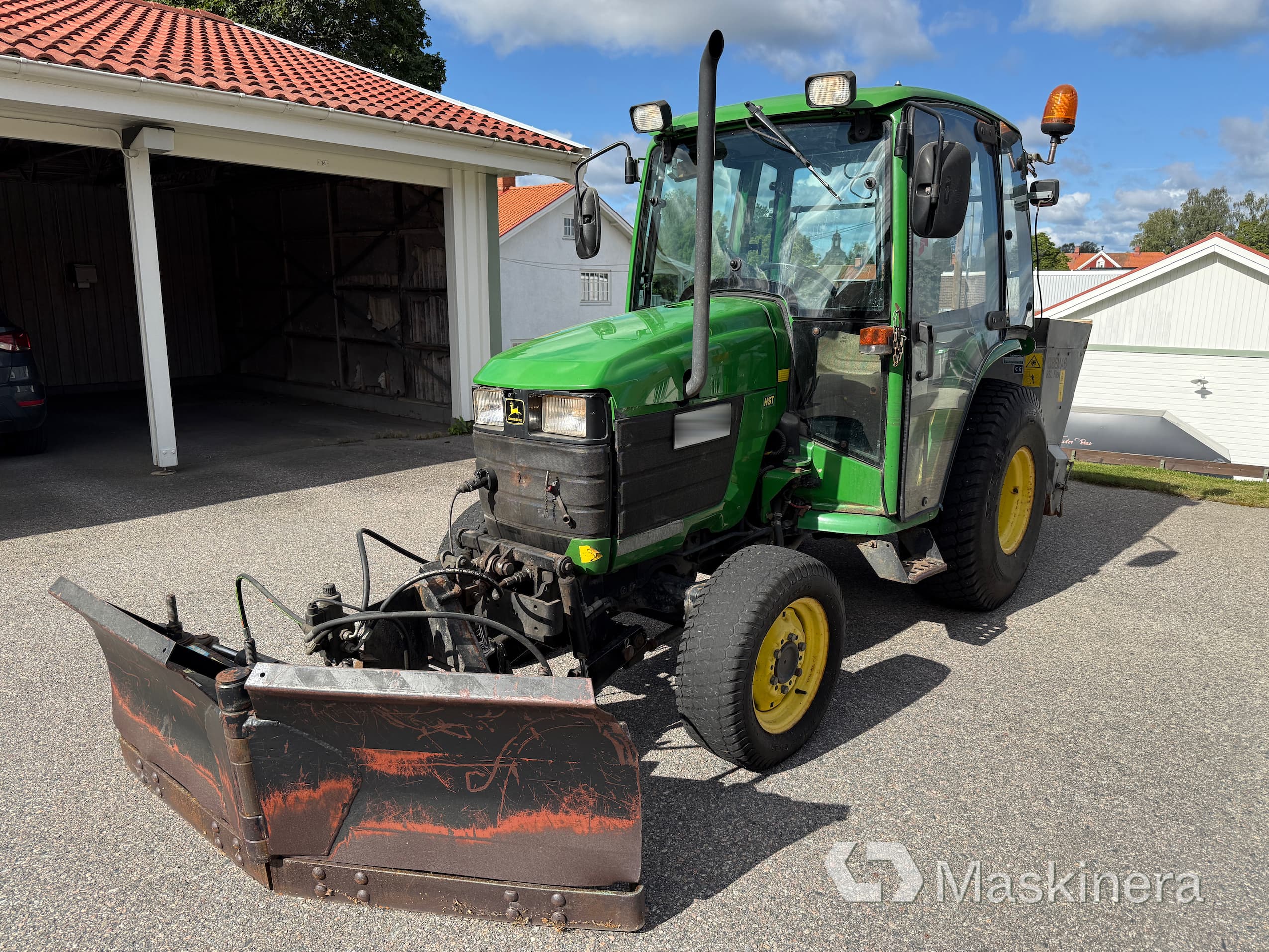 Traktor John Deere 4200 med frontlyft, Vikplog & Sandspridare