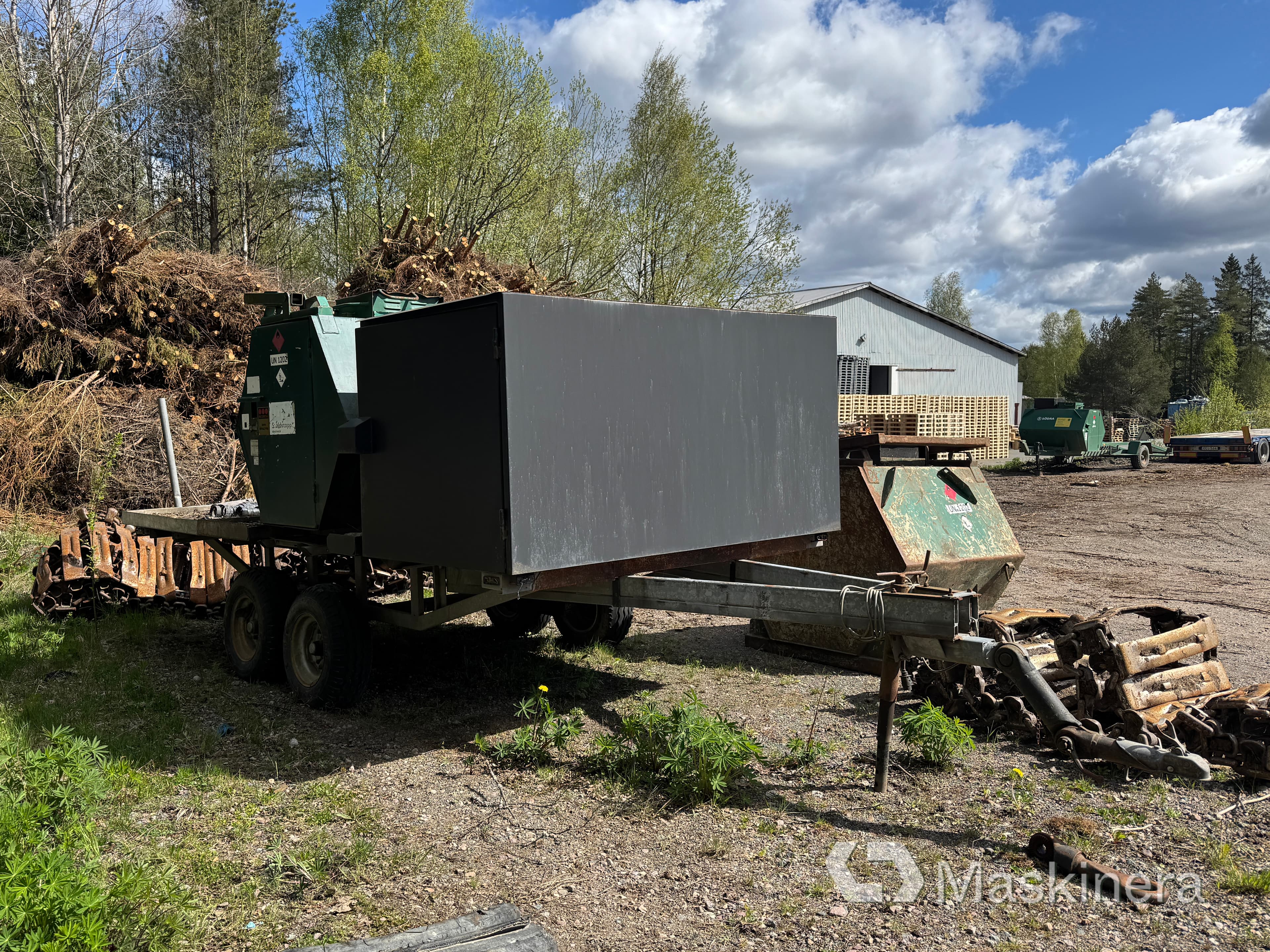 Dieseltank med skåp på släp