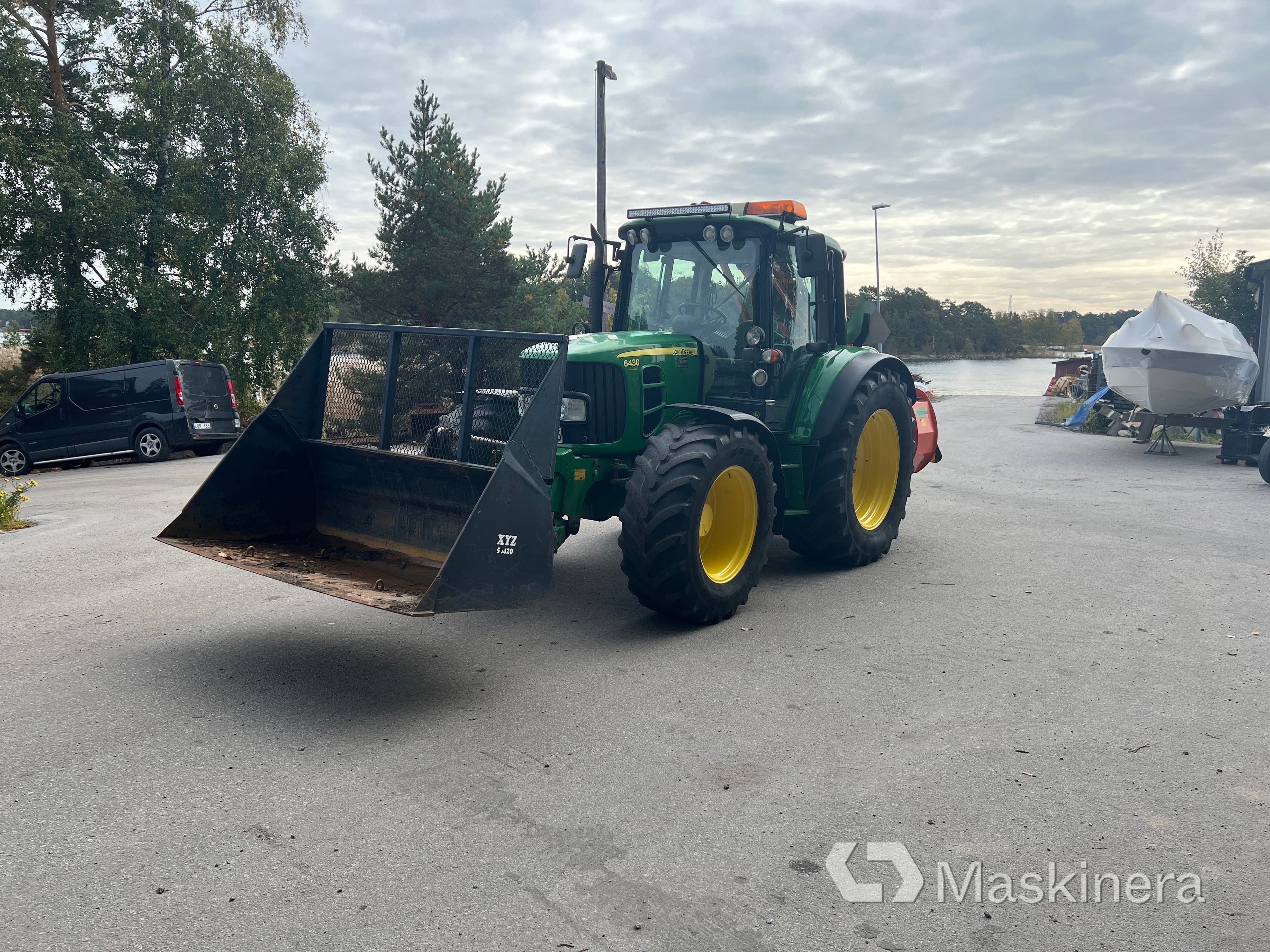 Traktor John Deere 6430 Premium med armklippare