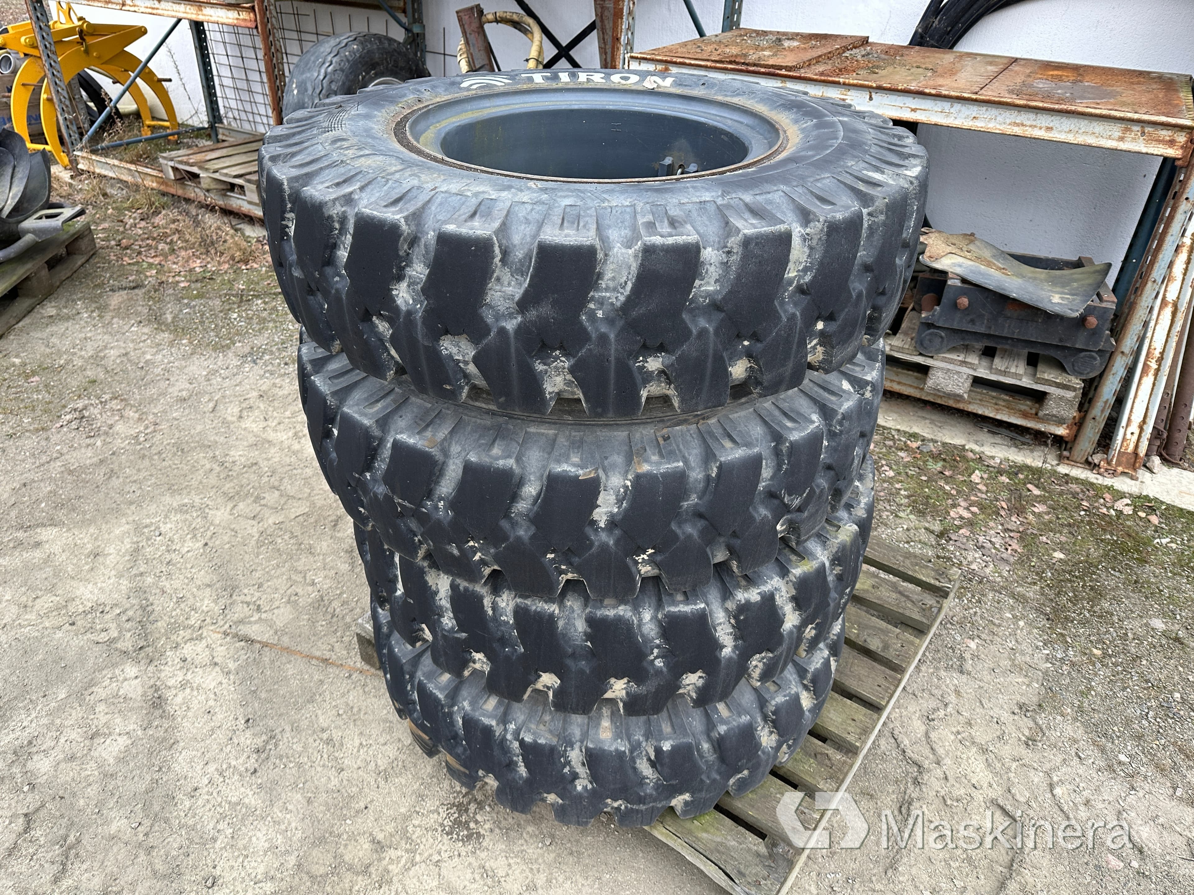 Däck/fälg Komplett Tiron 10.00-20