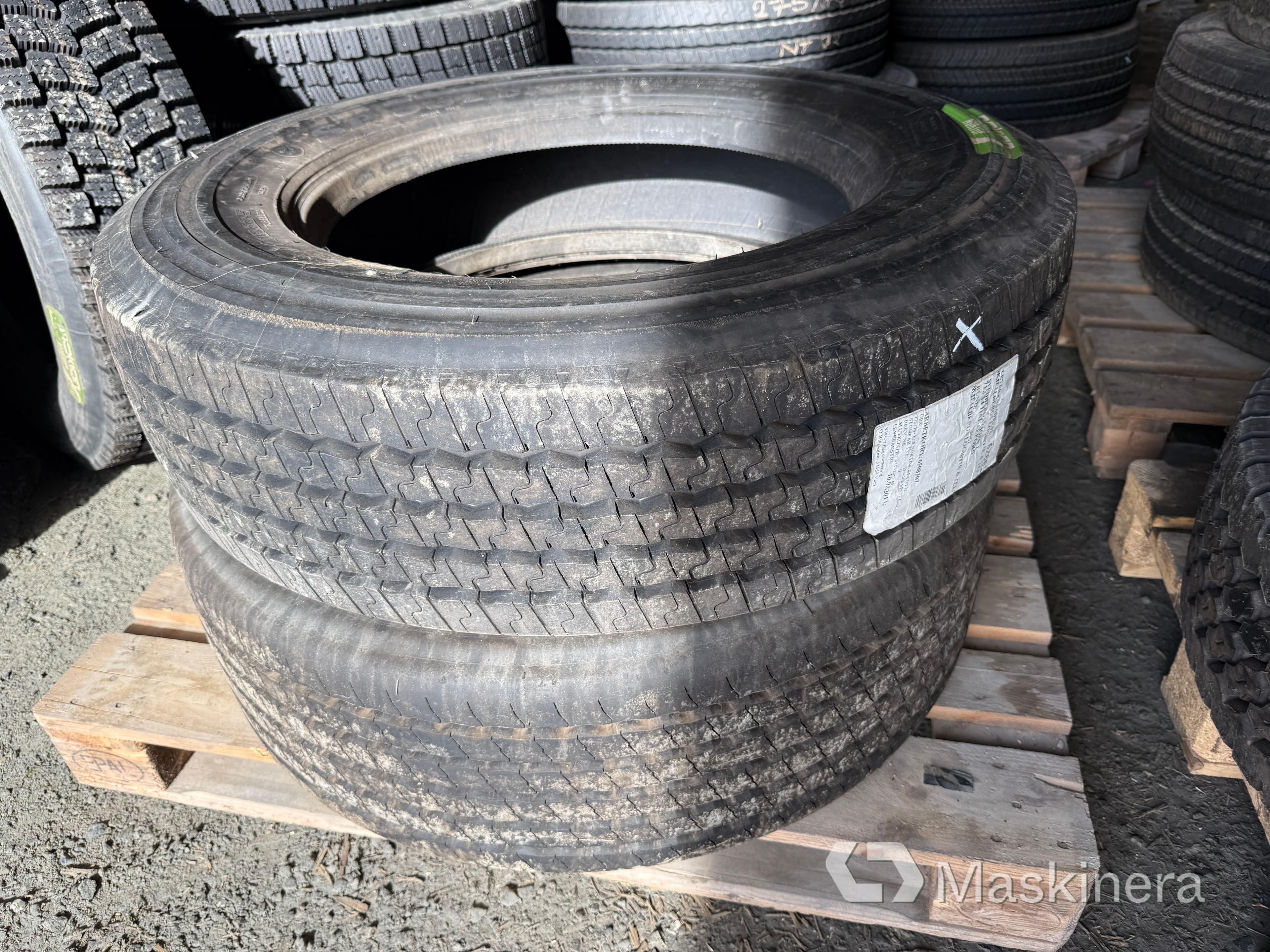 2 st lastbilsdäck Nokian Noktop regummering 275/70R22.5