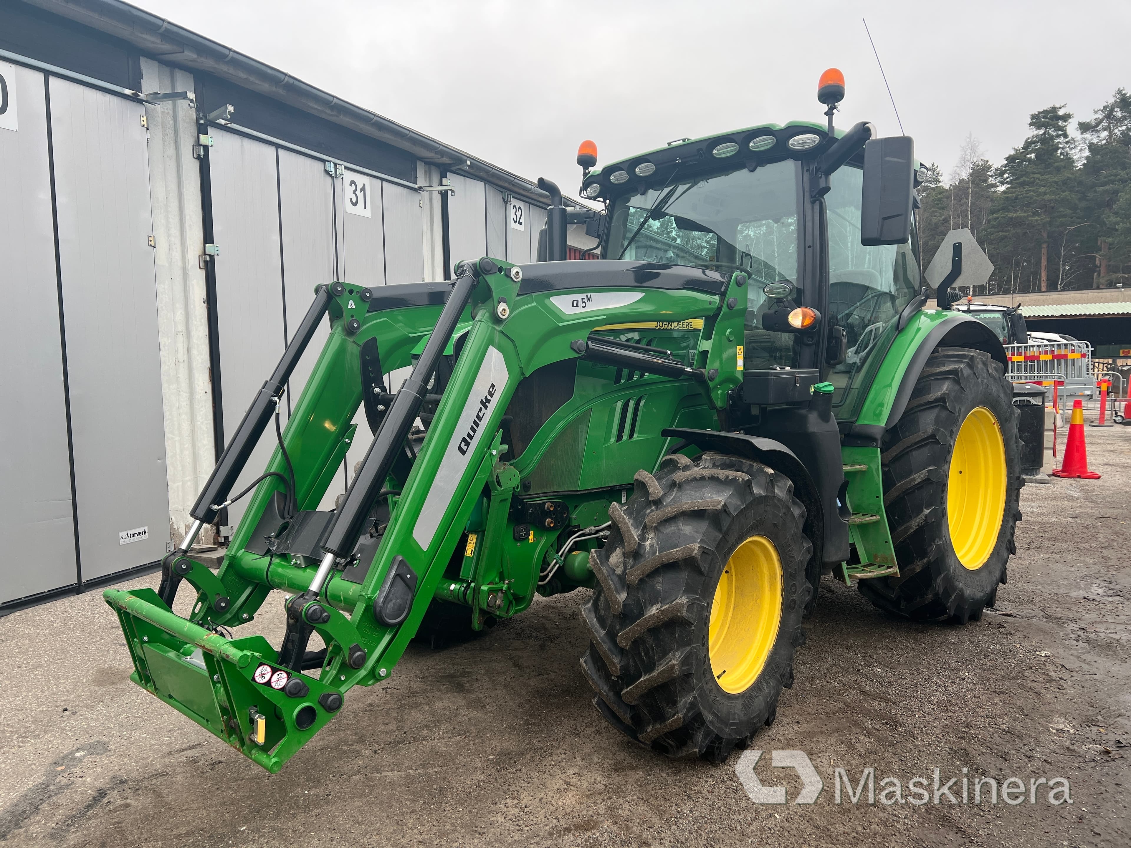 Traktor John Deere 6130R med lastare