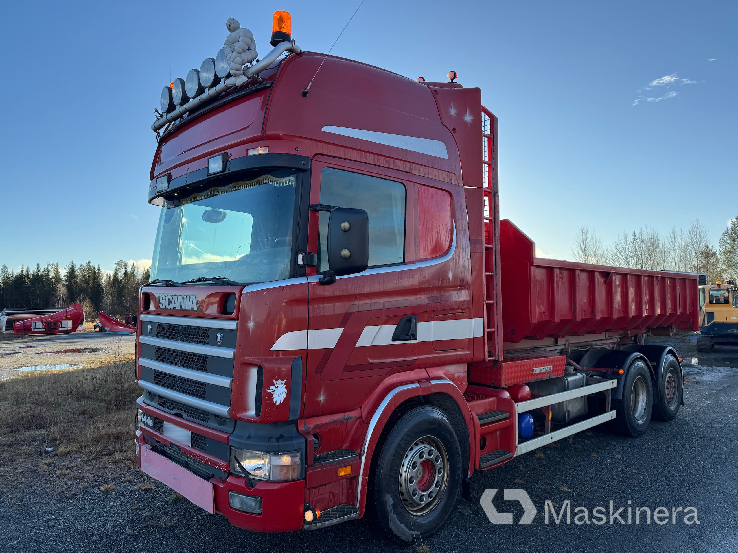 Lastväxlare Scania R144 6X2 med tre flak