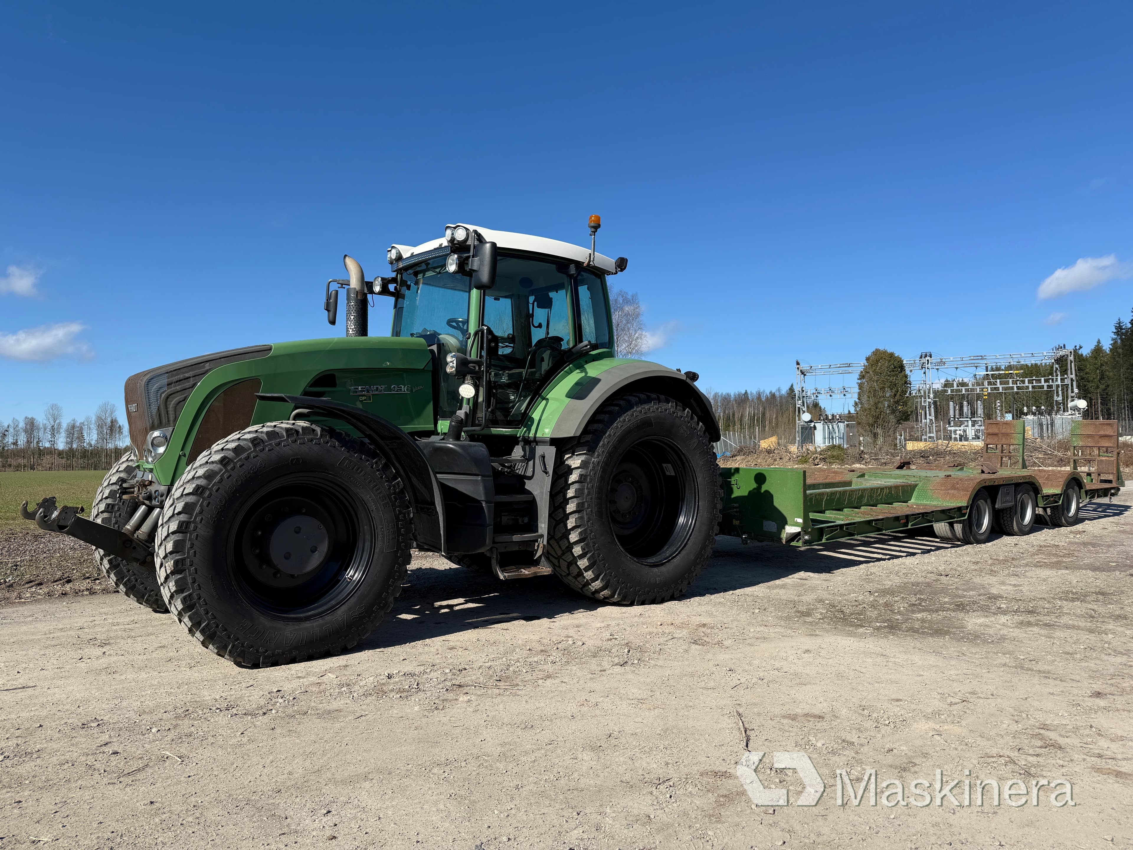 Traktor Fendt 936 Vario med lågbyggd maskintrailer