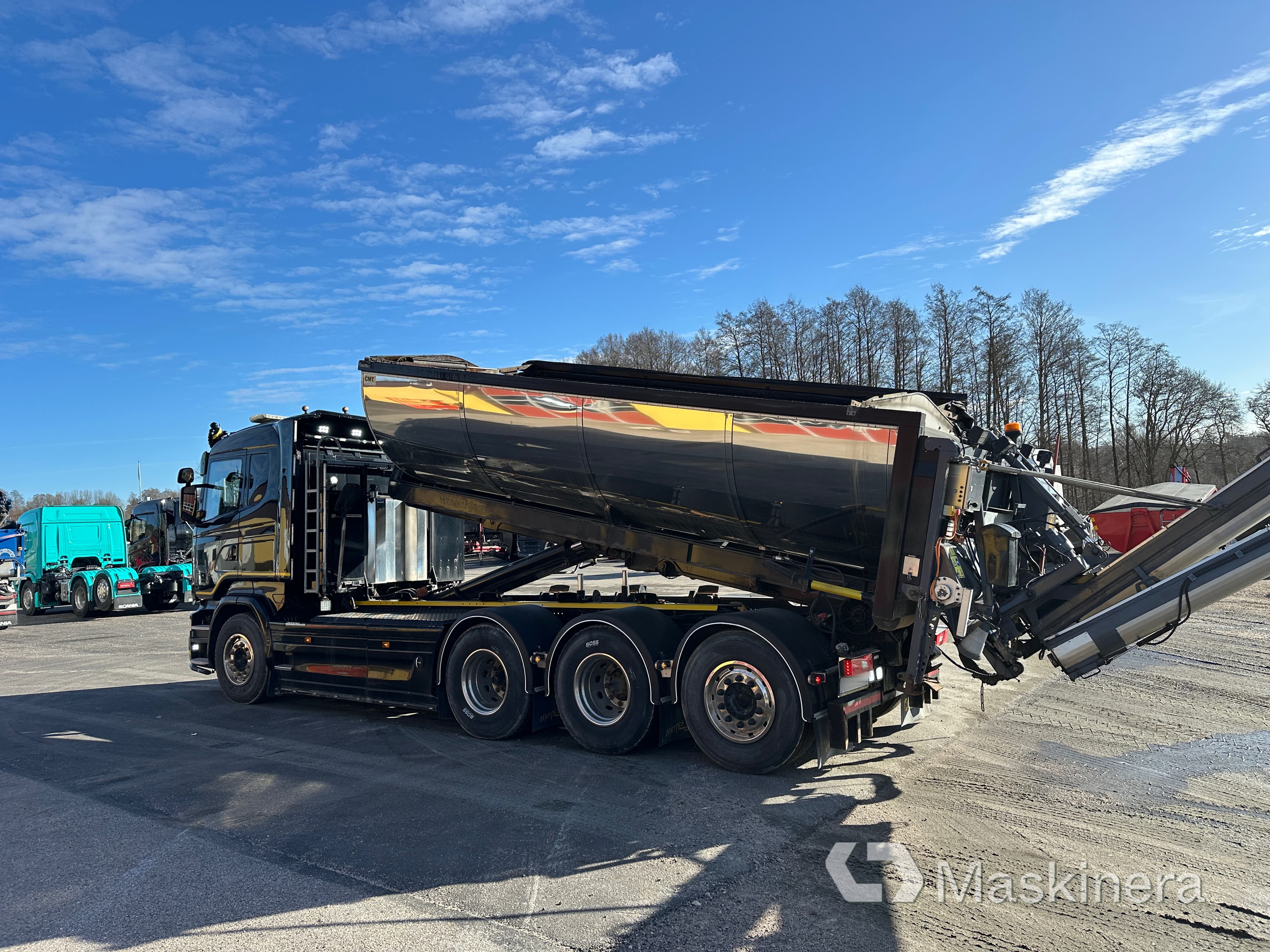Lastväxlare Scania R490 8X4 med Sprider M-25 och CMT 13 cbm flak