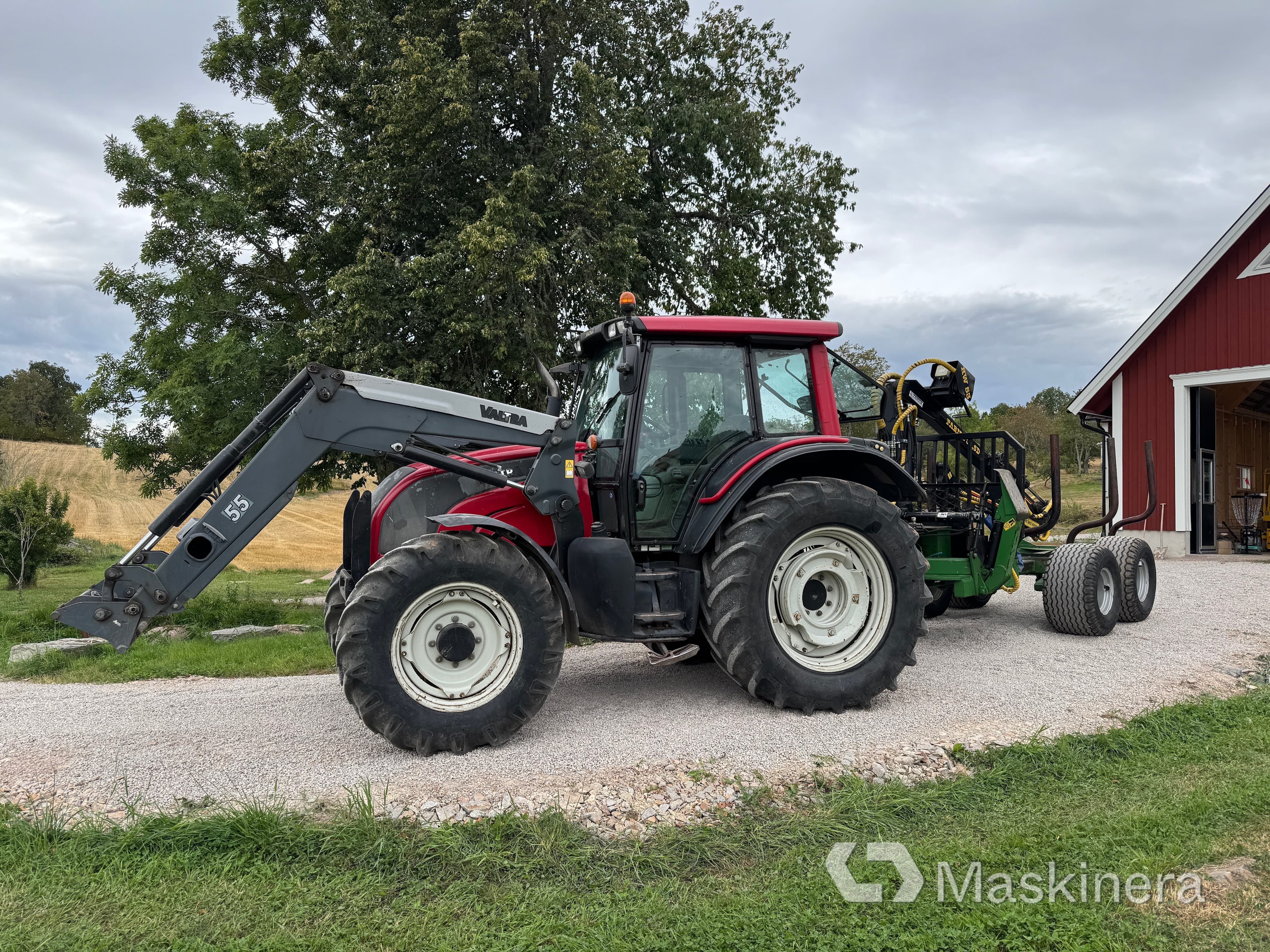 Traktor Valtra N121 Advance med frontlastare & Skogskärra Farma T12