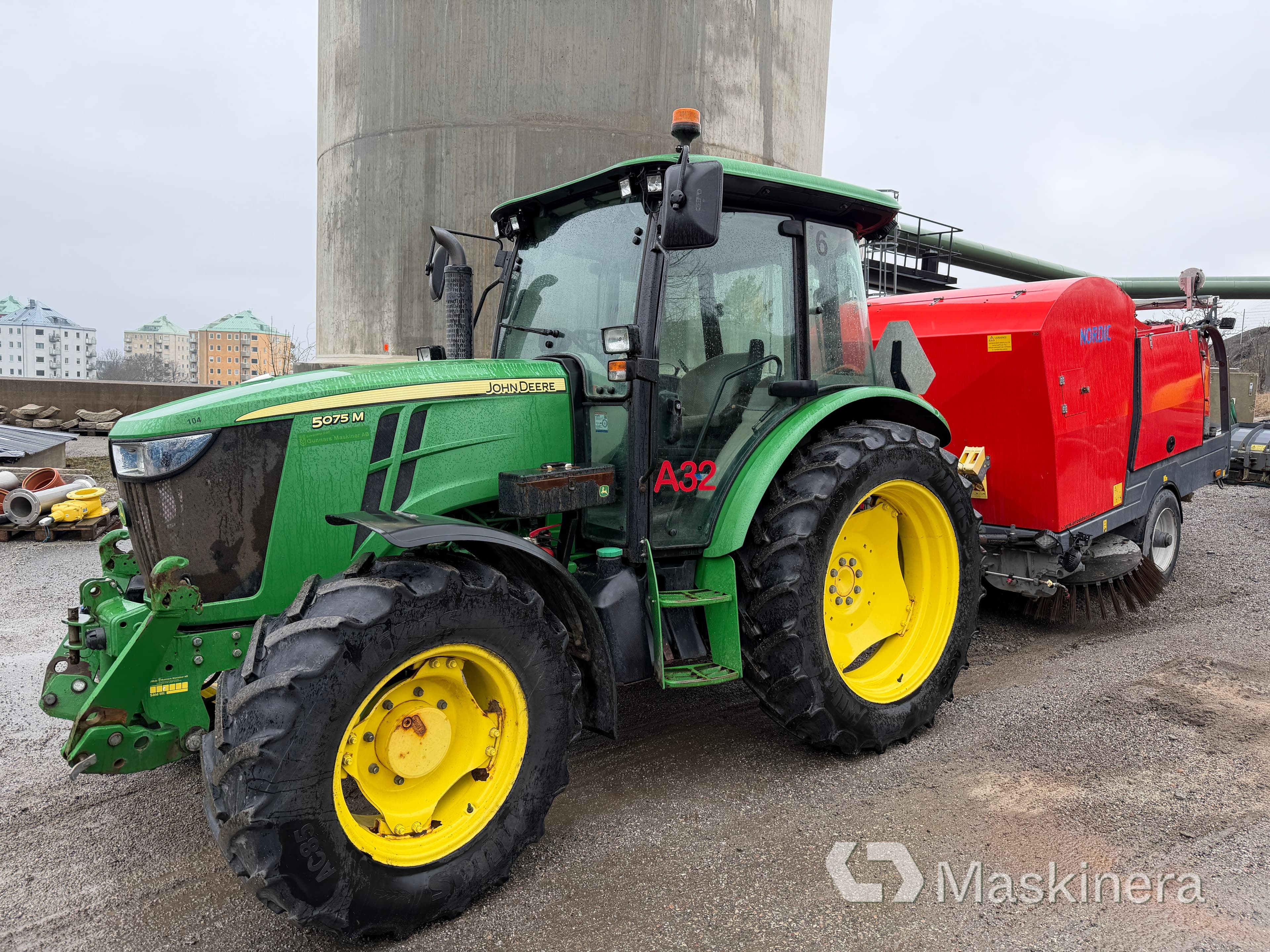 Traktor John Deere 5075M med sopmaskin Broddson Nordic Sweeper