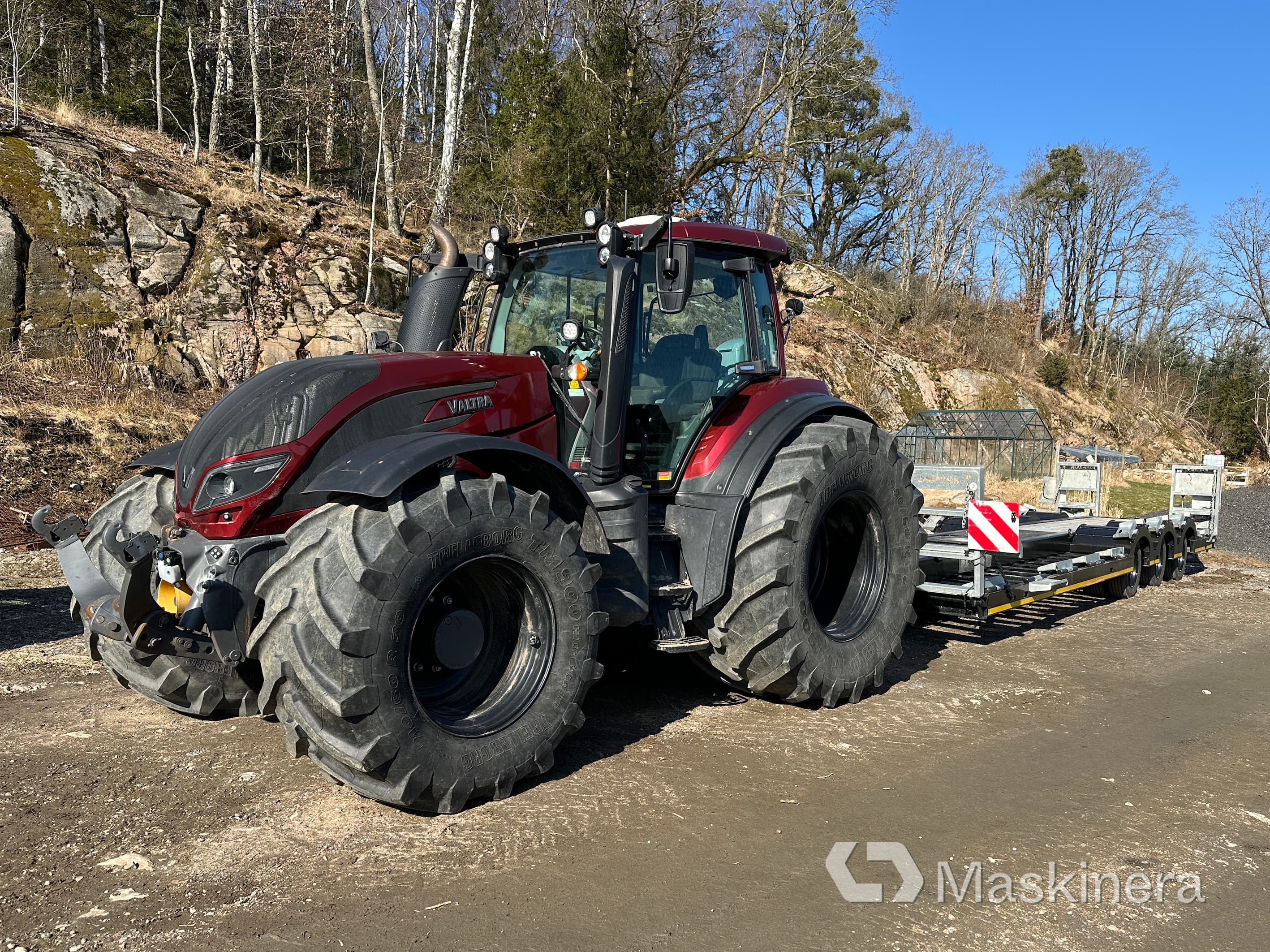 Traktor Valtra T254 med Chieftain skogsmaskintrailer