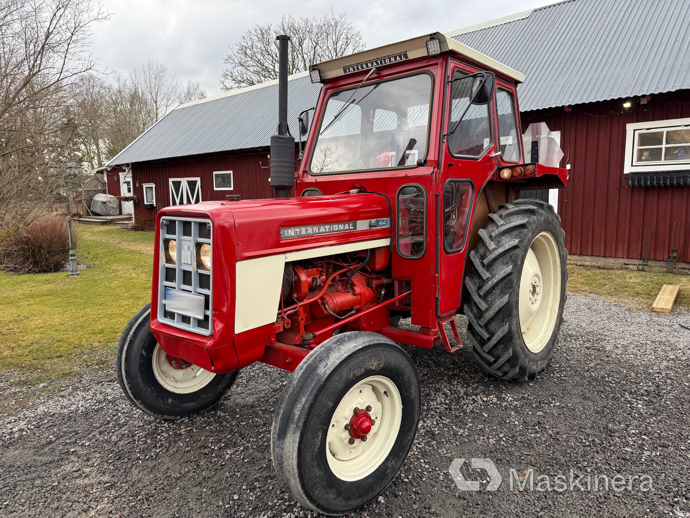 Traktor International 444