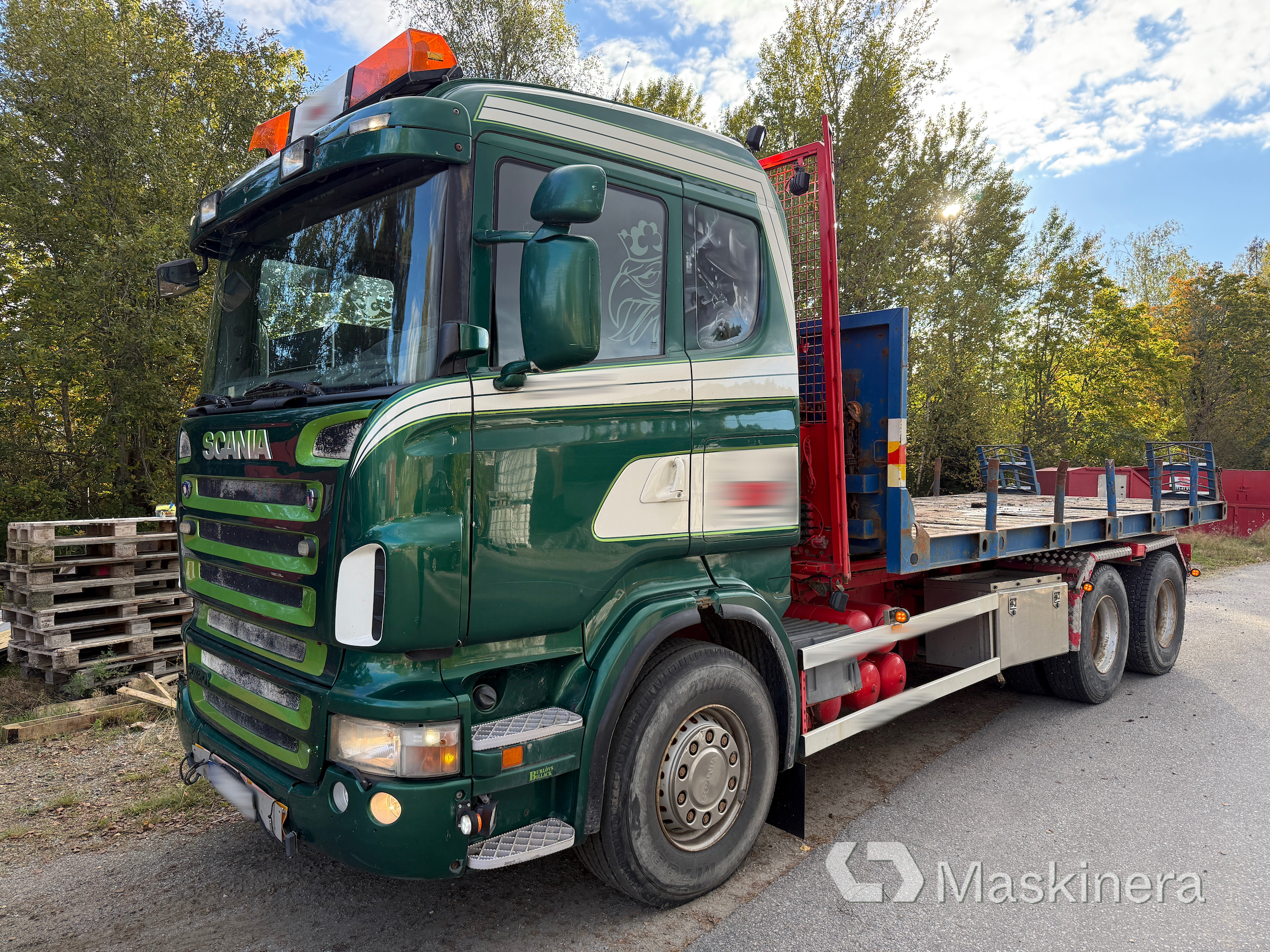Lastväxlare Scania R420 6X4 Tridem med maskinflak och grusflak