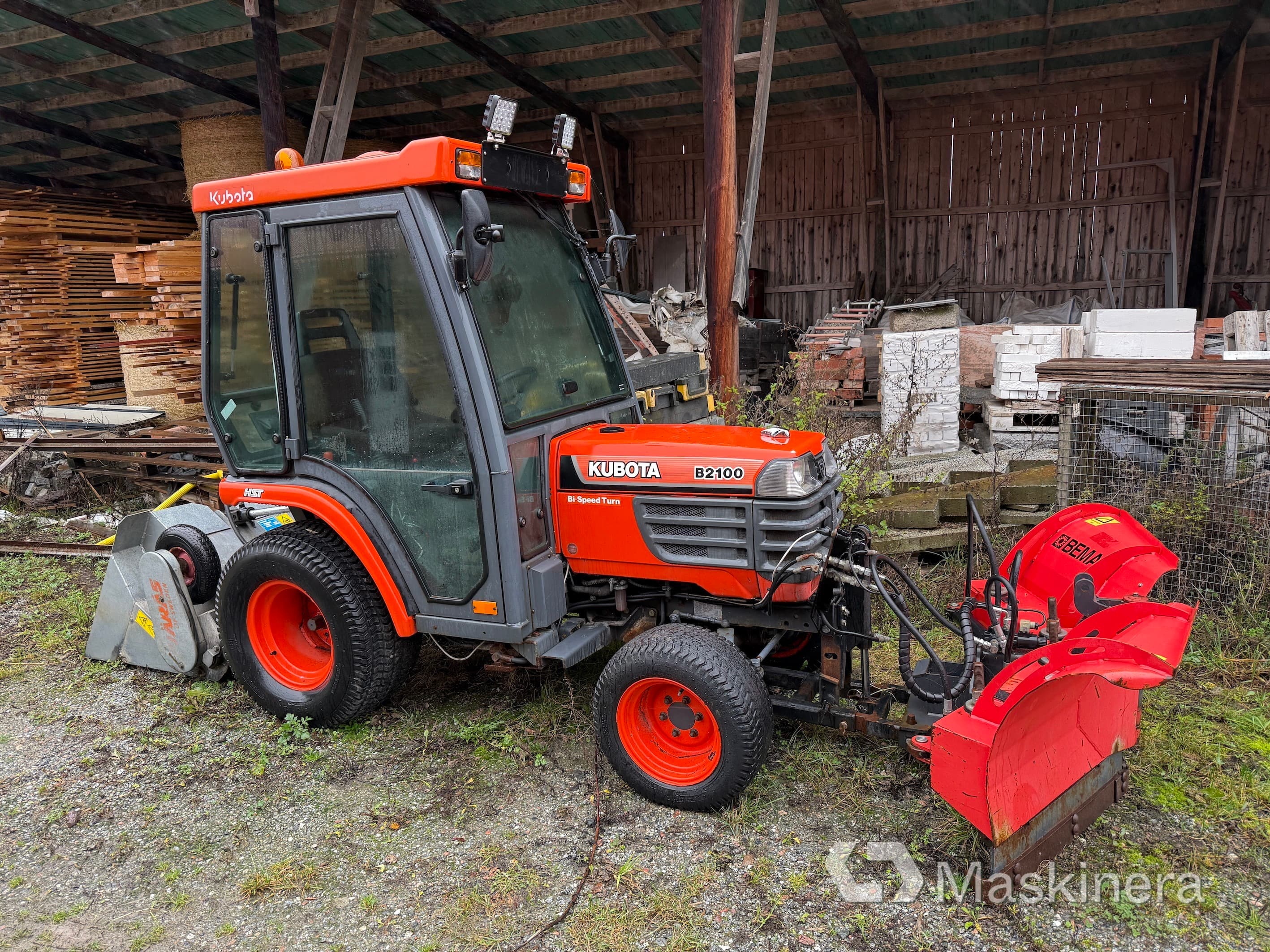 Traktor Kubota B2100 med Vikplog & Sandspridare