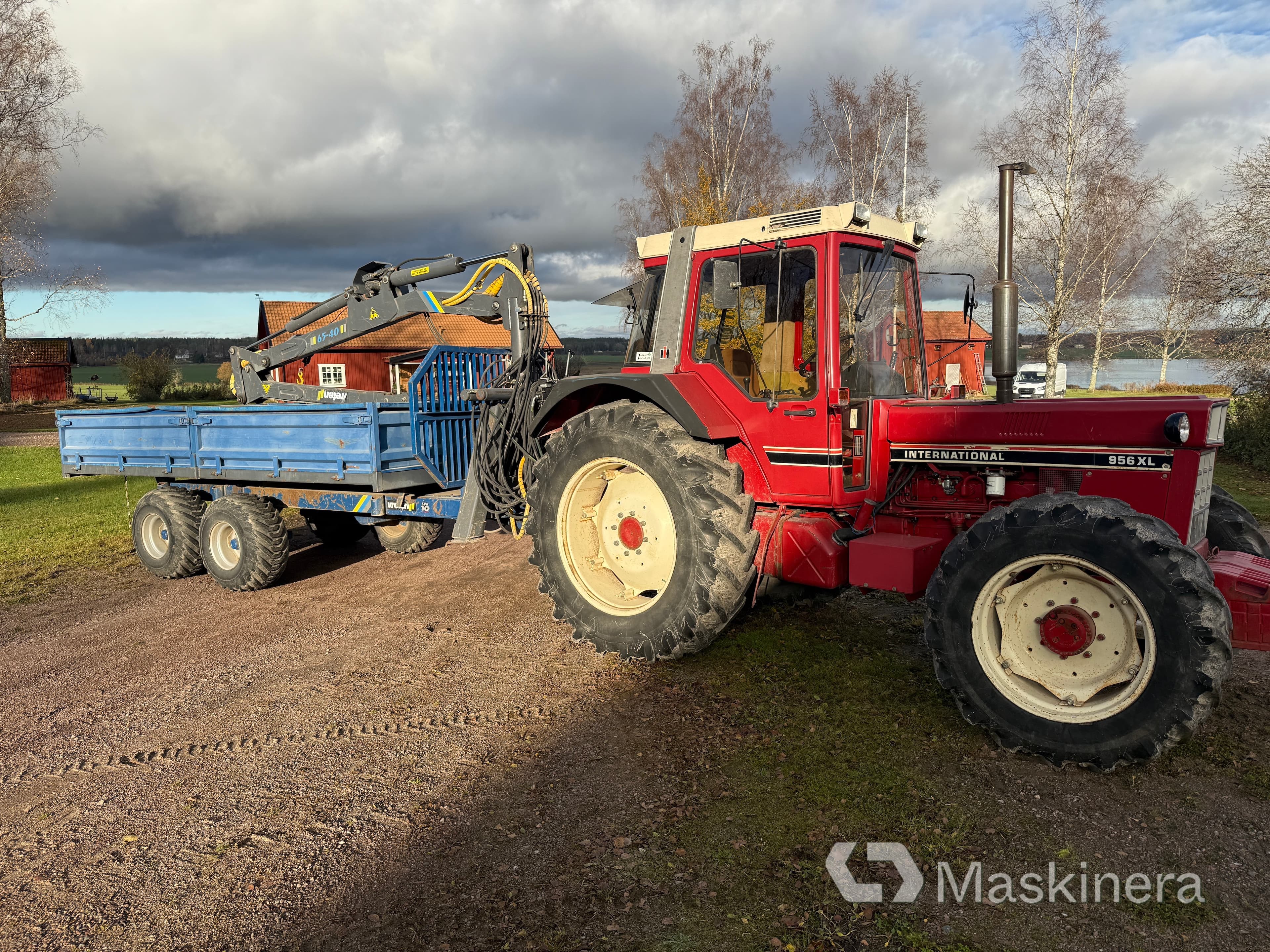 Traktor International 956 AXL med skogsvagn och kran
