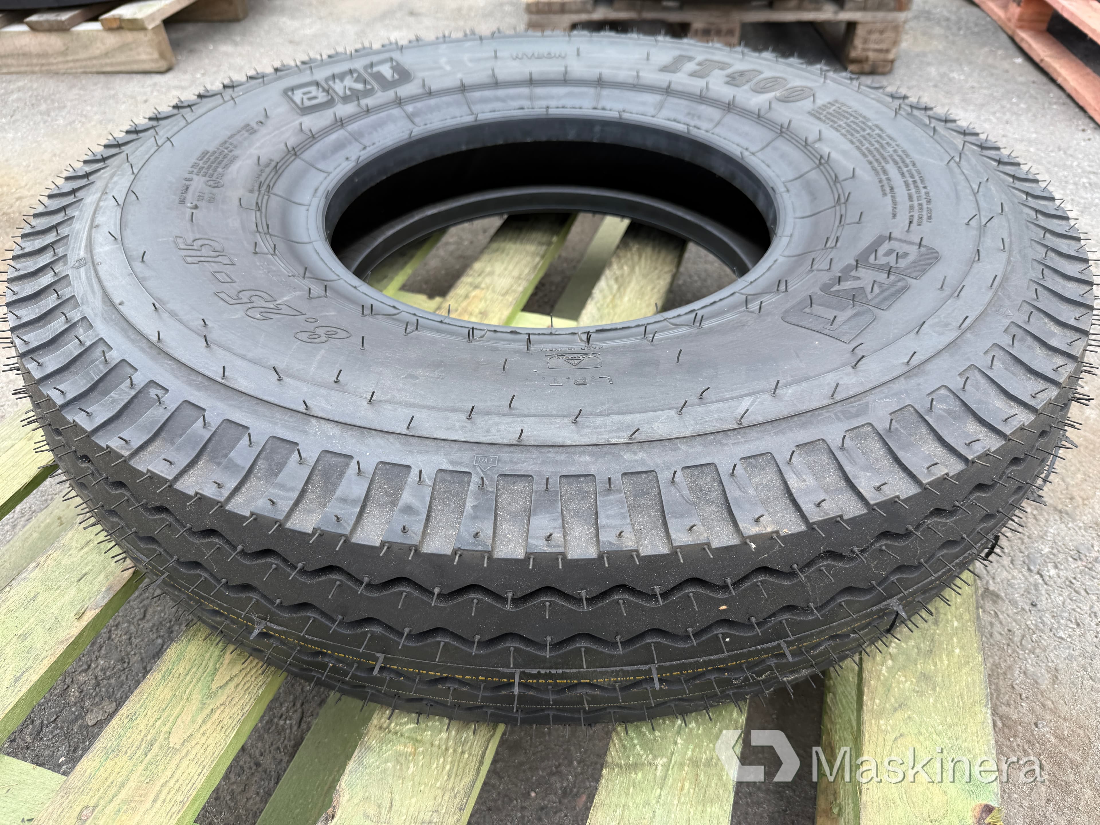 Trailerdäck 1st BKT IT 400 8.25-15