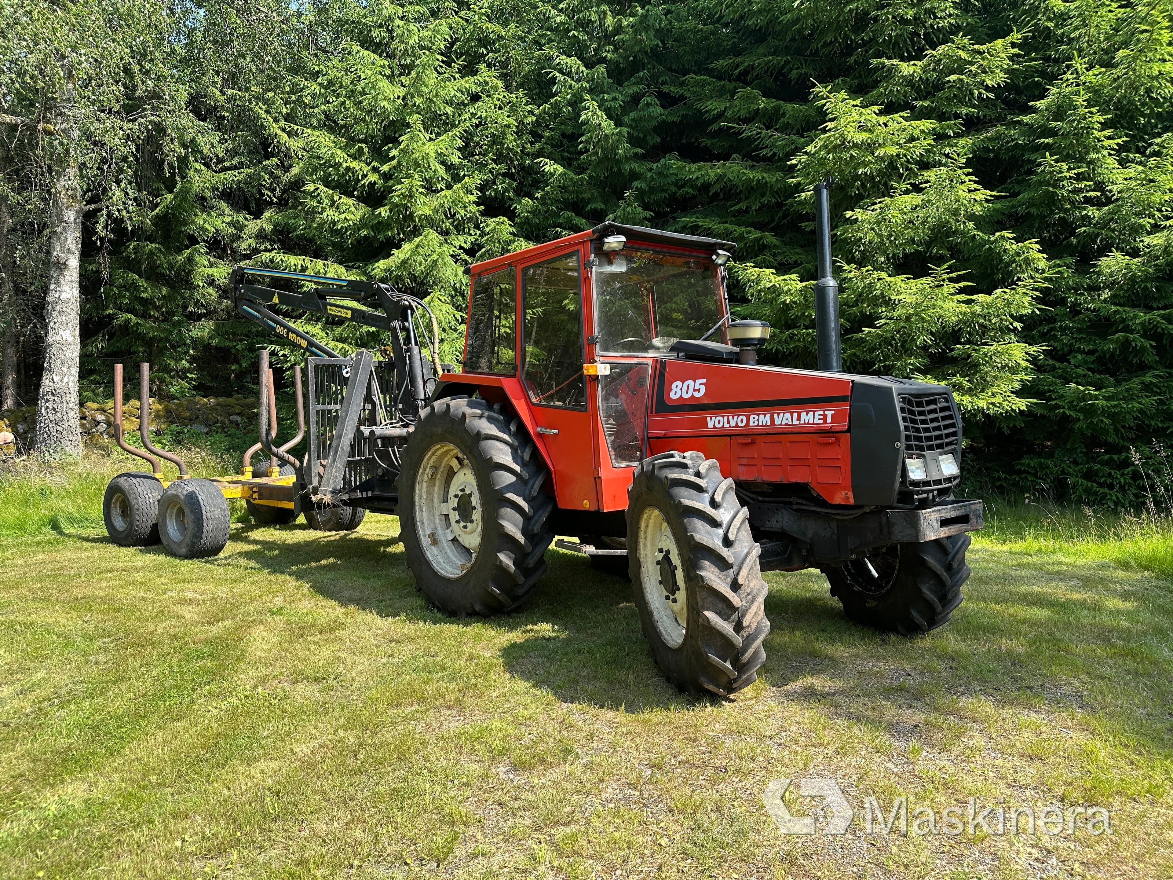 Traktor Volvo BM 805-4 med skogsvagn och kran