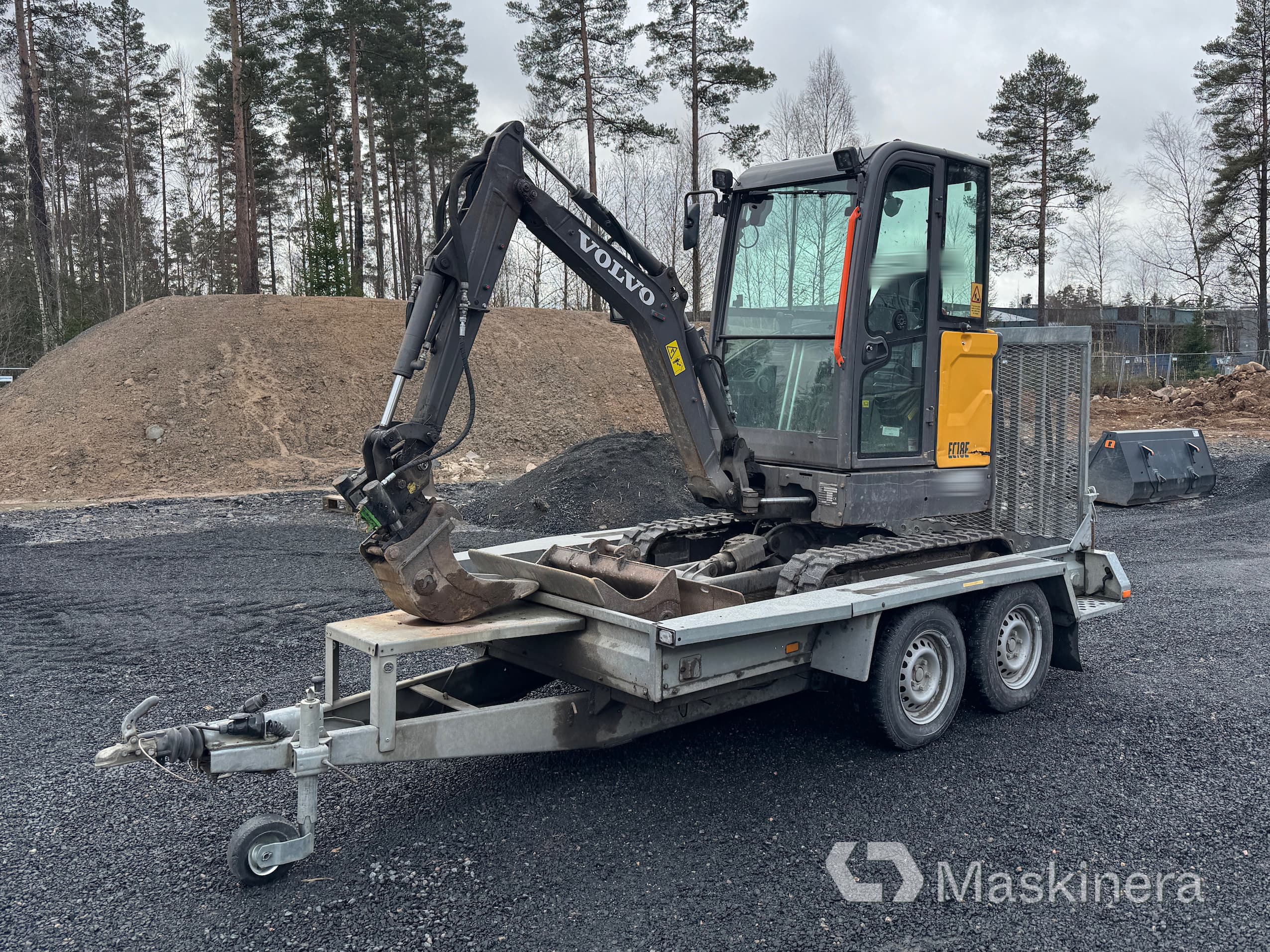 Grävmaskin Volvo EC18E med Maskinsläp & redskap