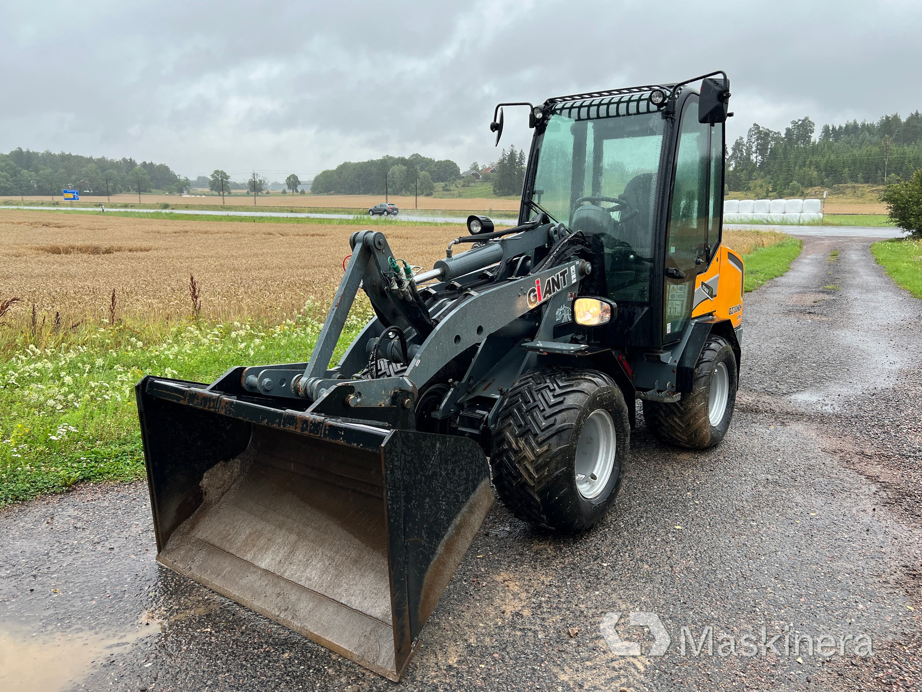 Hjullastare Giant G2700 HD+ X-tra med 4 redskap