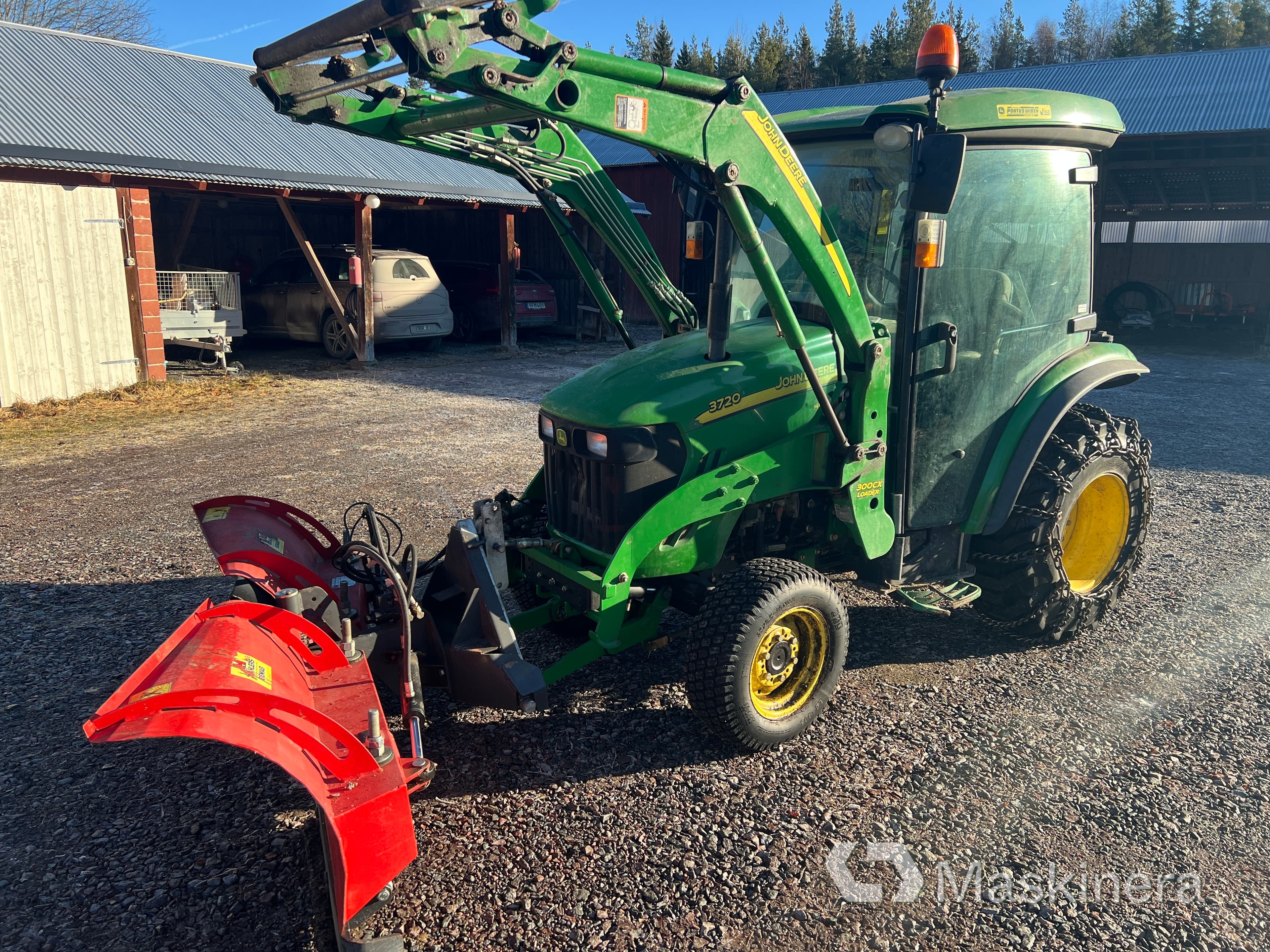 Kompakttraktor John Deere 3720 med vagn och tillbehör