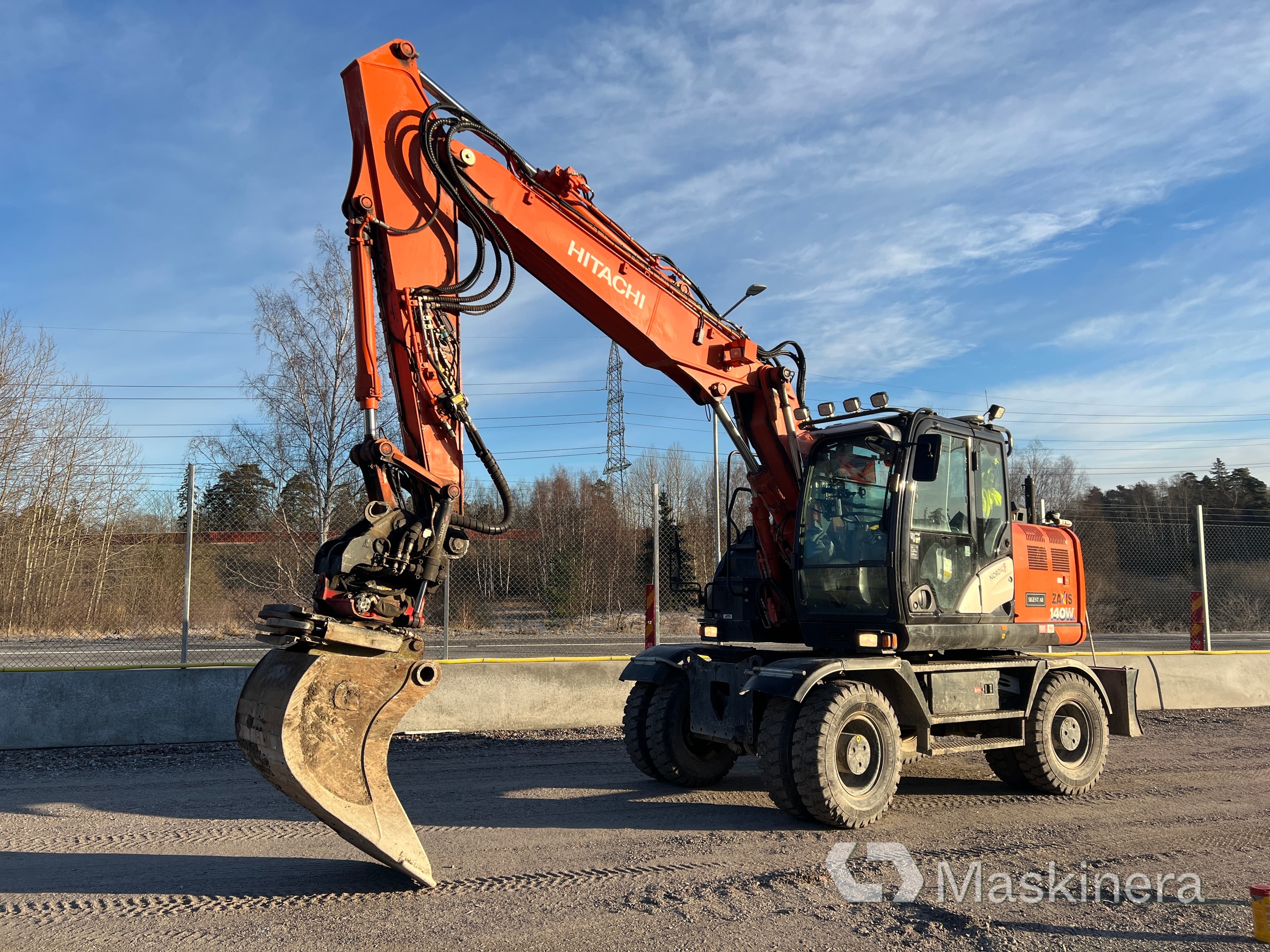 Hjulgrävare Hitachi ZX 140W-6 med kärra, 7 redskap & grävsystem